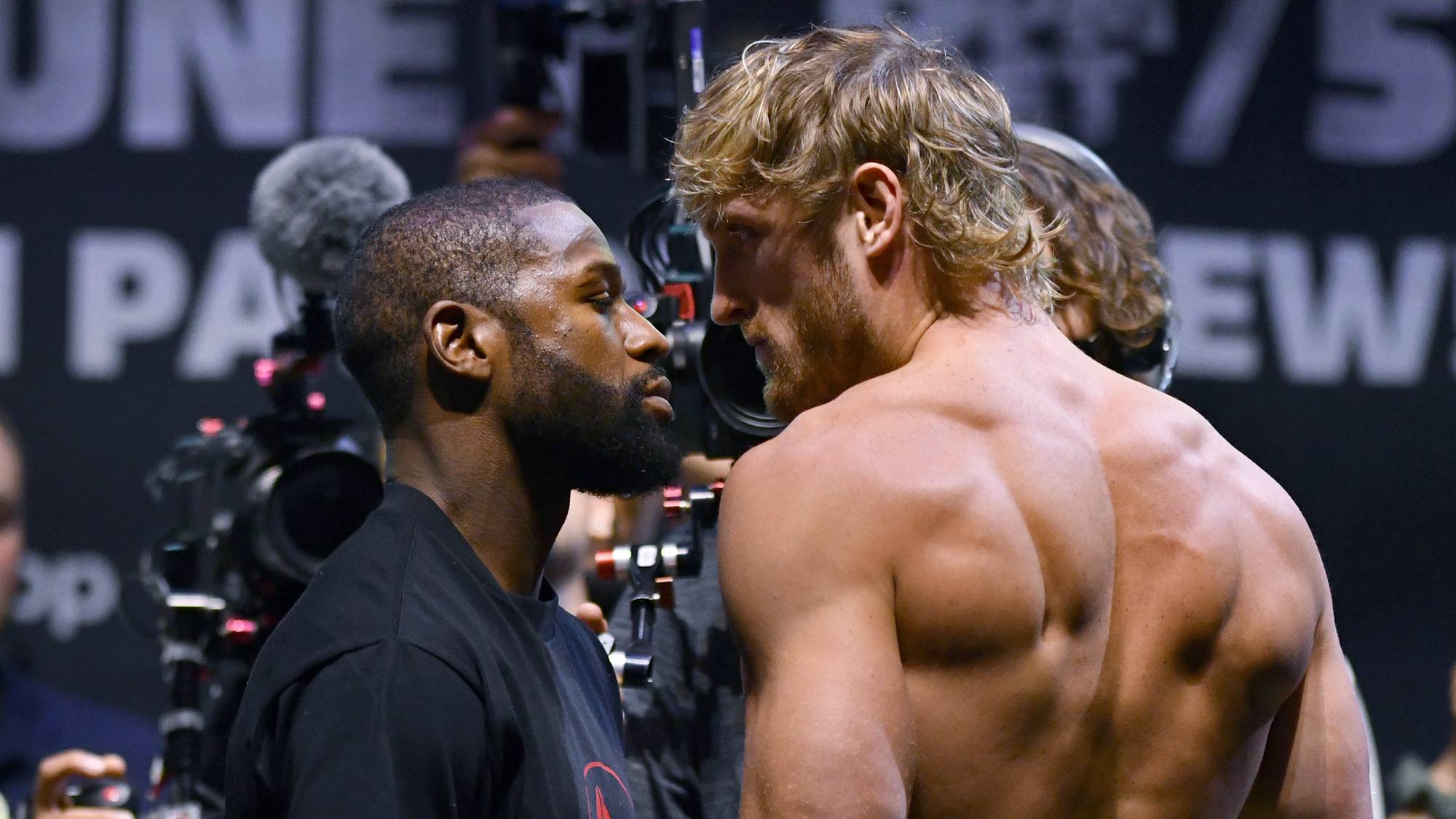 Logan paul floyd mayweather. Логан пол мейвезер. флойд мейвезер логан пол. флойд мейвезер логан пол бой. logan paul mayweather.