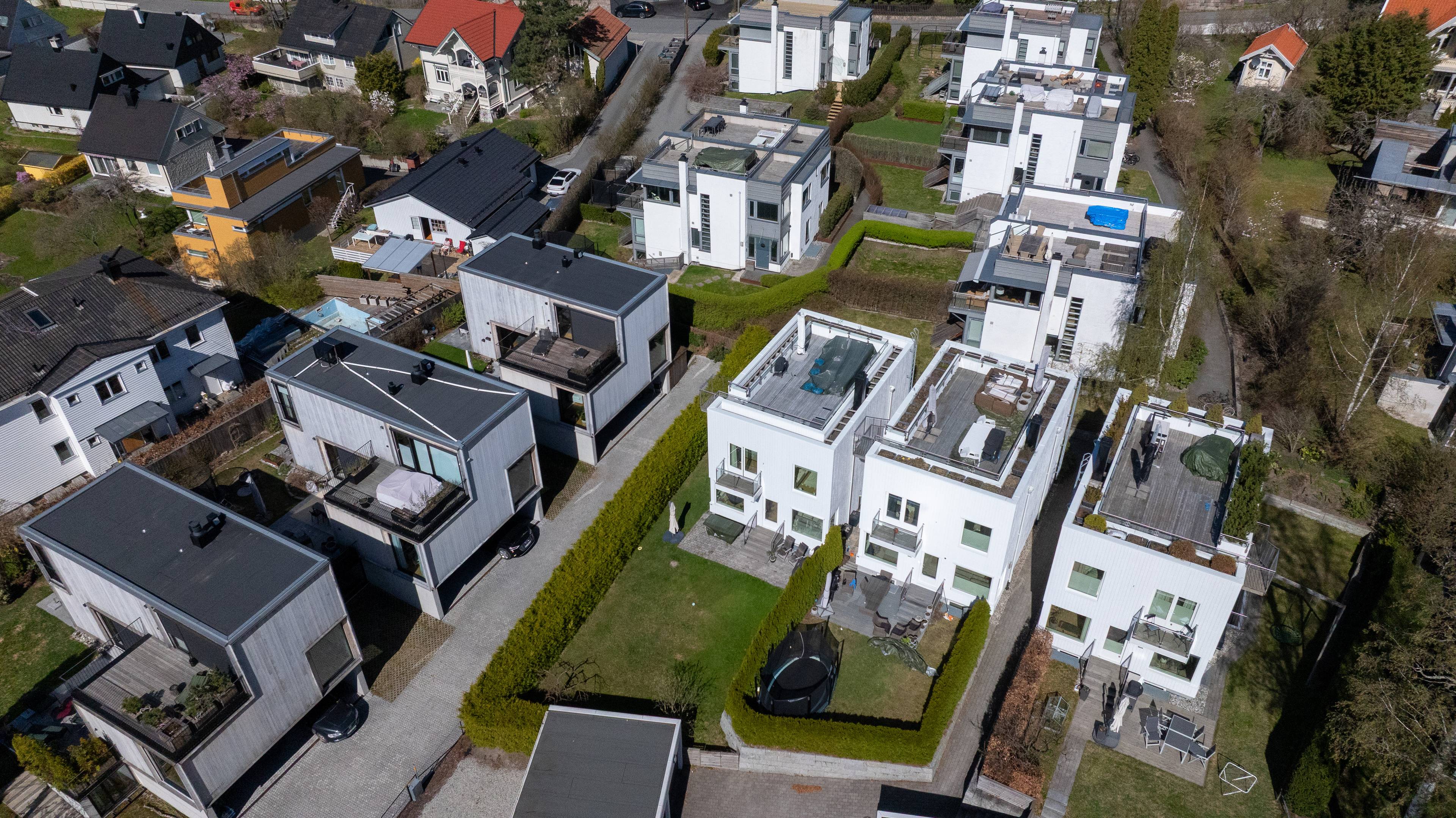 Dronebilder av flate tak på Ullernåsen og Lilleaker i Oslo