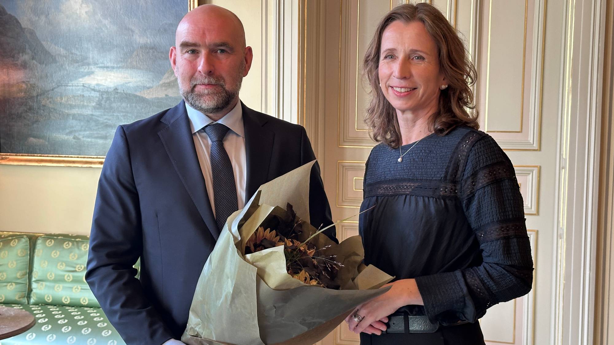 Jens Olav Vestgøte Sæther blir ny sysselmeister på Svalbard. Her saman med svalbardministeren, Astri Aas-Hansen.
