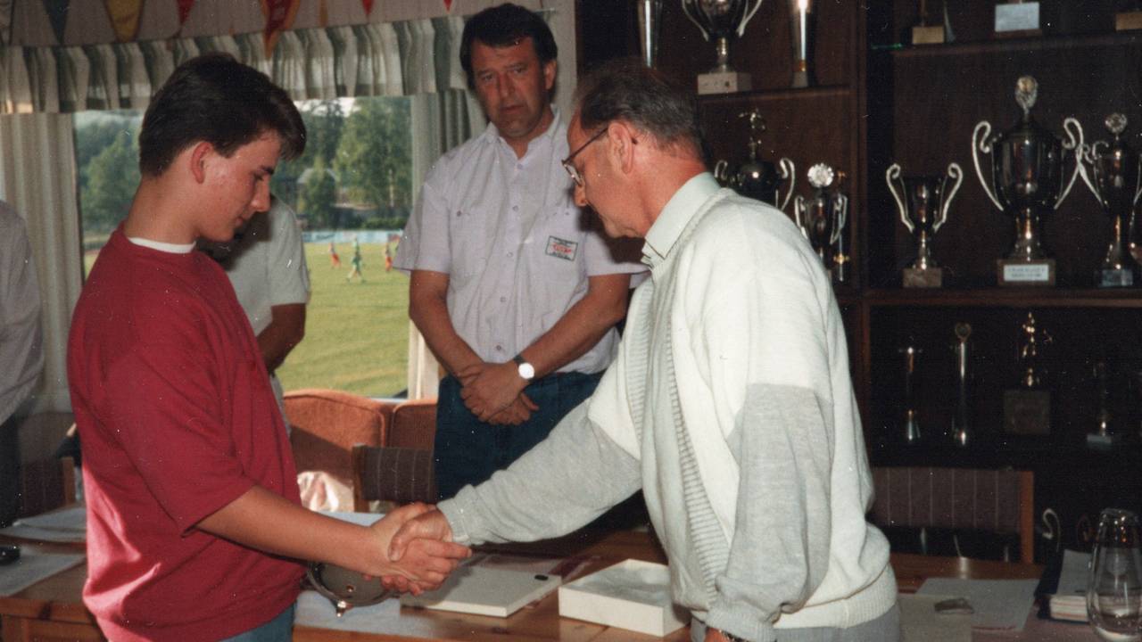 Vidar Skillingsås mottar pris for sin innsats i 1990. Vidar overlevde dødsbrannen på Scandinavian Star.