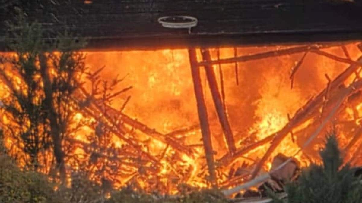 Brann i hus og garasje i Øygarden: – Lukk dører og vindauge