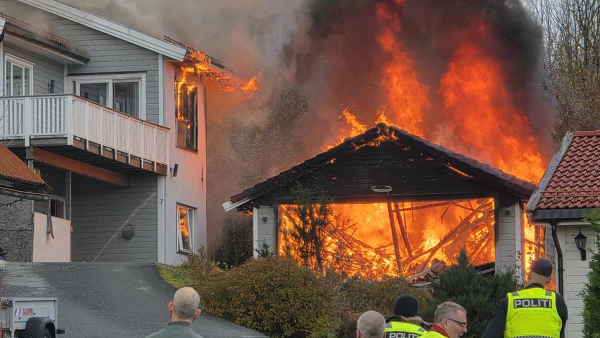 Kontroll på brann i hus og garasje på Sotra: – Ingen meldt skadde
