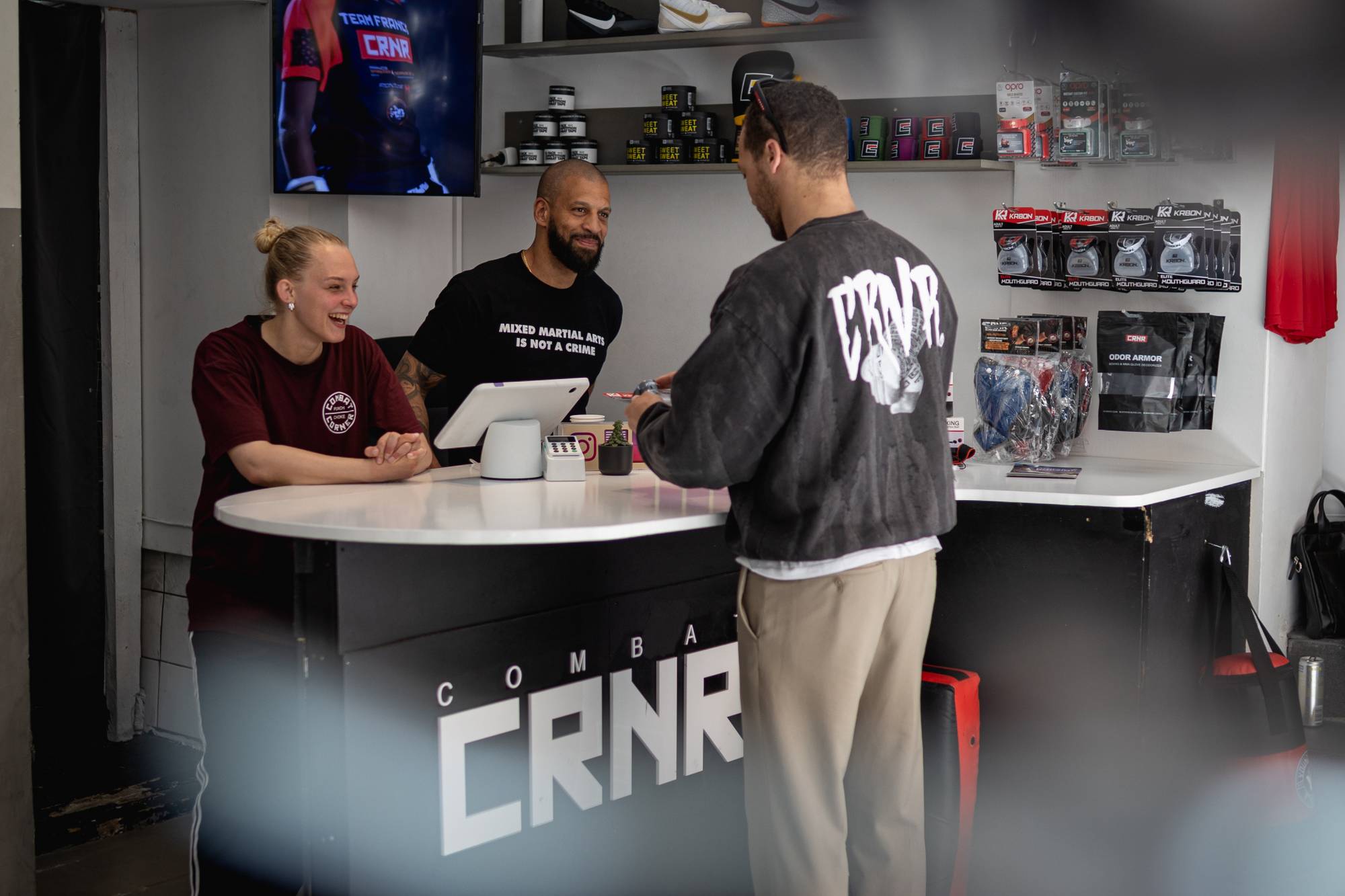 Tore Bani Sereba i Combat Corner og Marie Paulsen inne i butikken i Oslo.