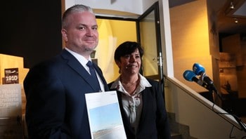 Statssekretær Tom Cato Karlsen og lufthavnsjef Inger-Hilde Tobiassen 