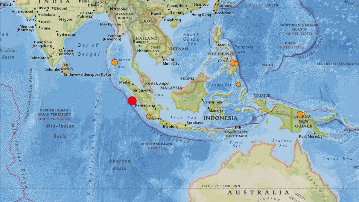 Jordskjelv i havet ved Indonesia
