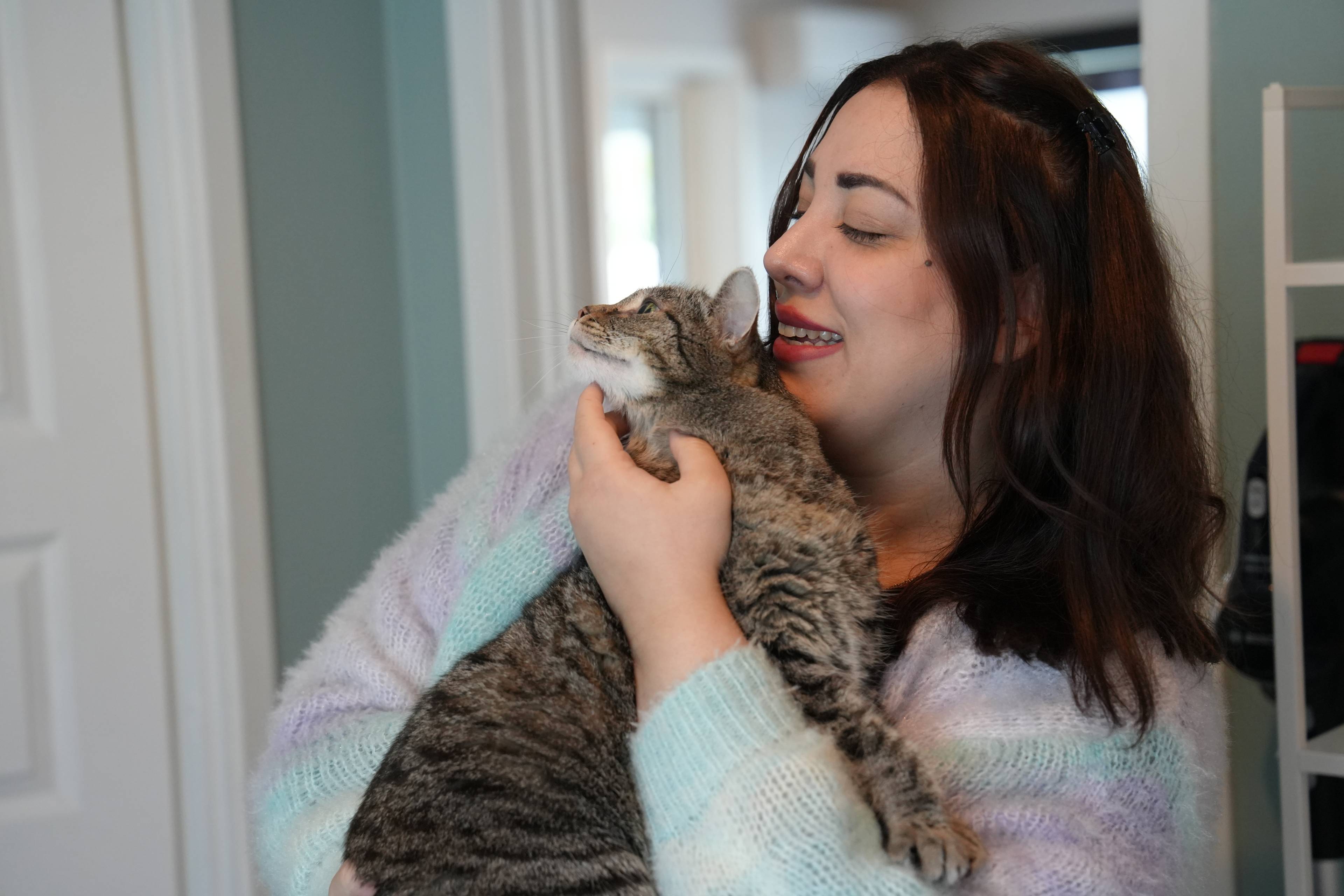 Kvinne med katt