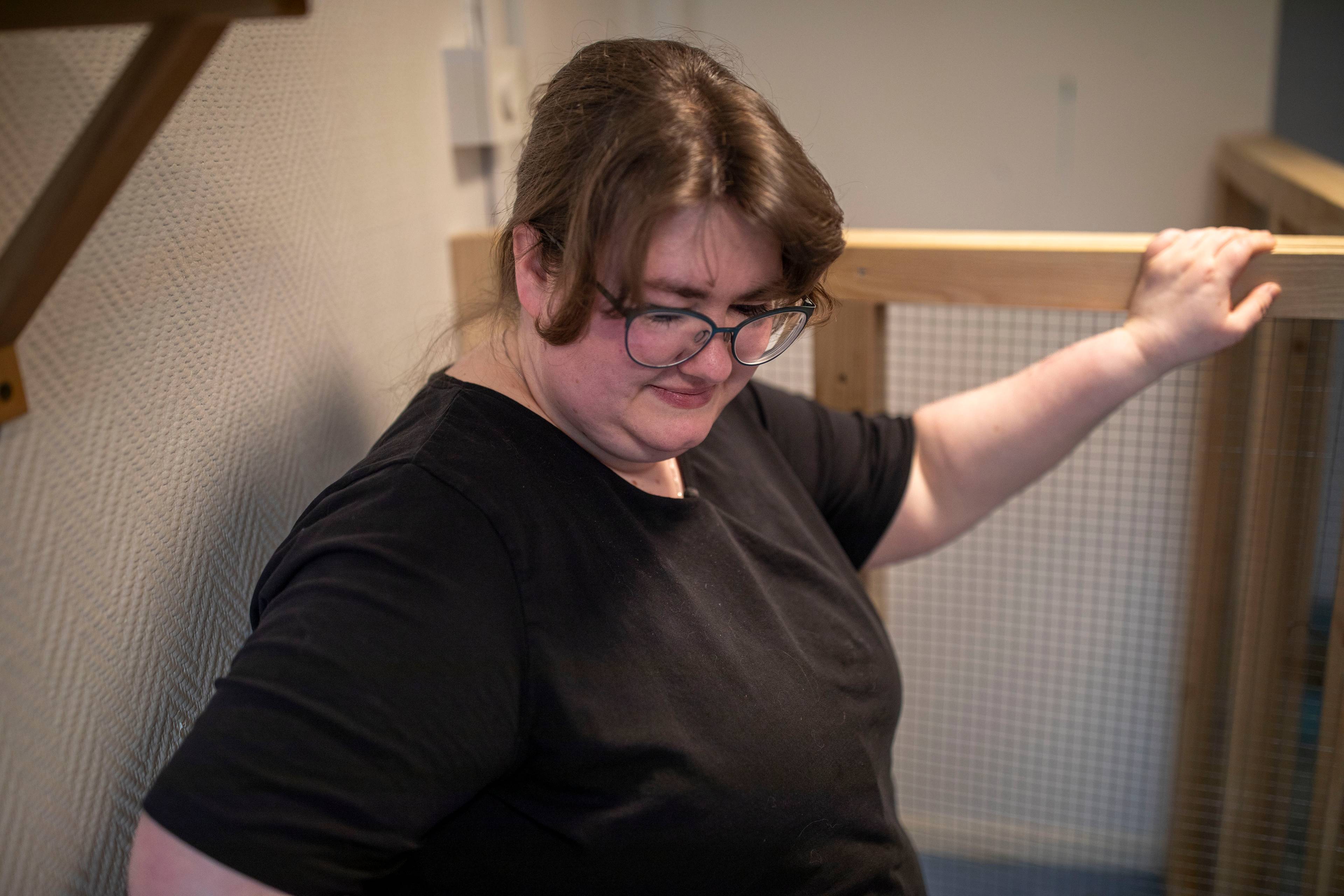 Gunhild holder på et gjerde på et dyrebur