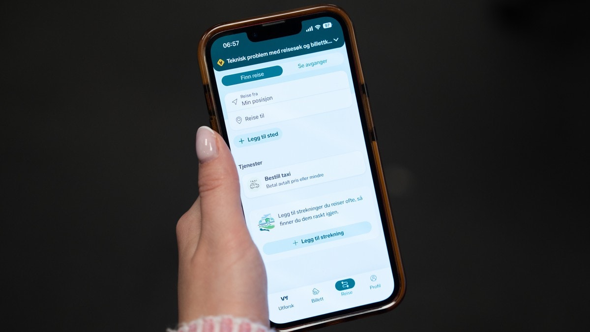 En telefon med en reiseapp. FOTO: Lars Martin Hunstad/NRK