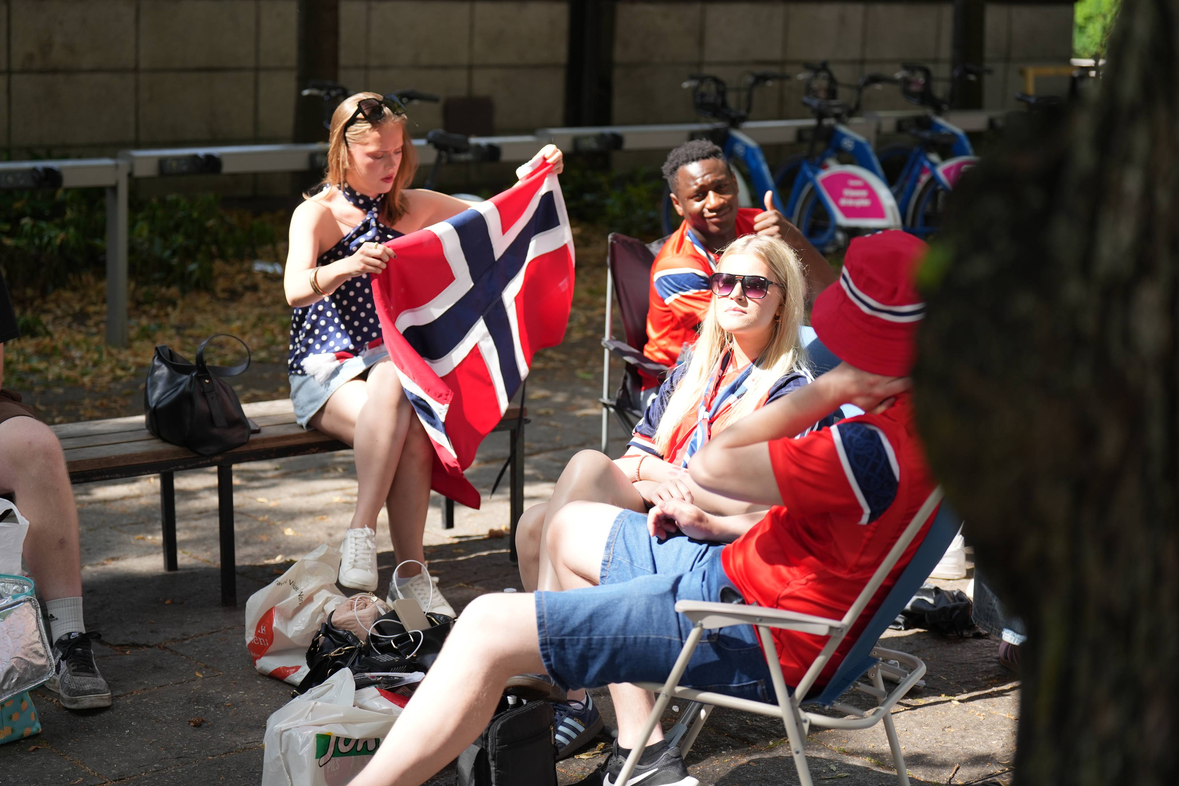 En gruppe ungdommer sitter utendørs (Bildebeskrivelsen er laget av en KI-tjeneste)