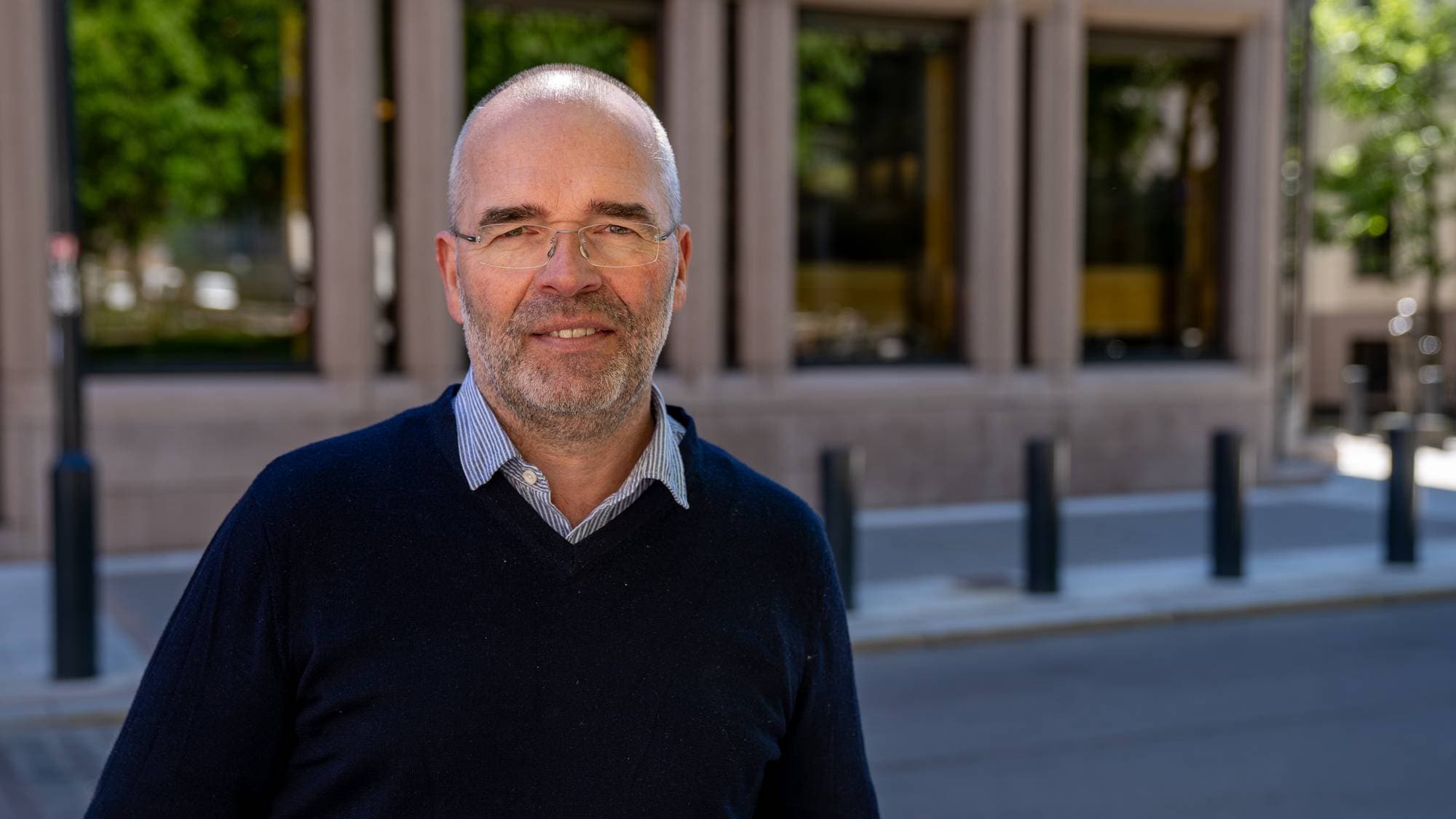 Ragnar Torvik, professor NTNU tatt 280526 utenfor Norges Bank, i forbindelse med reportasje om frontfaget