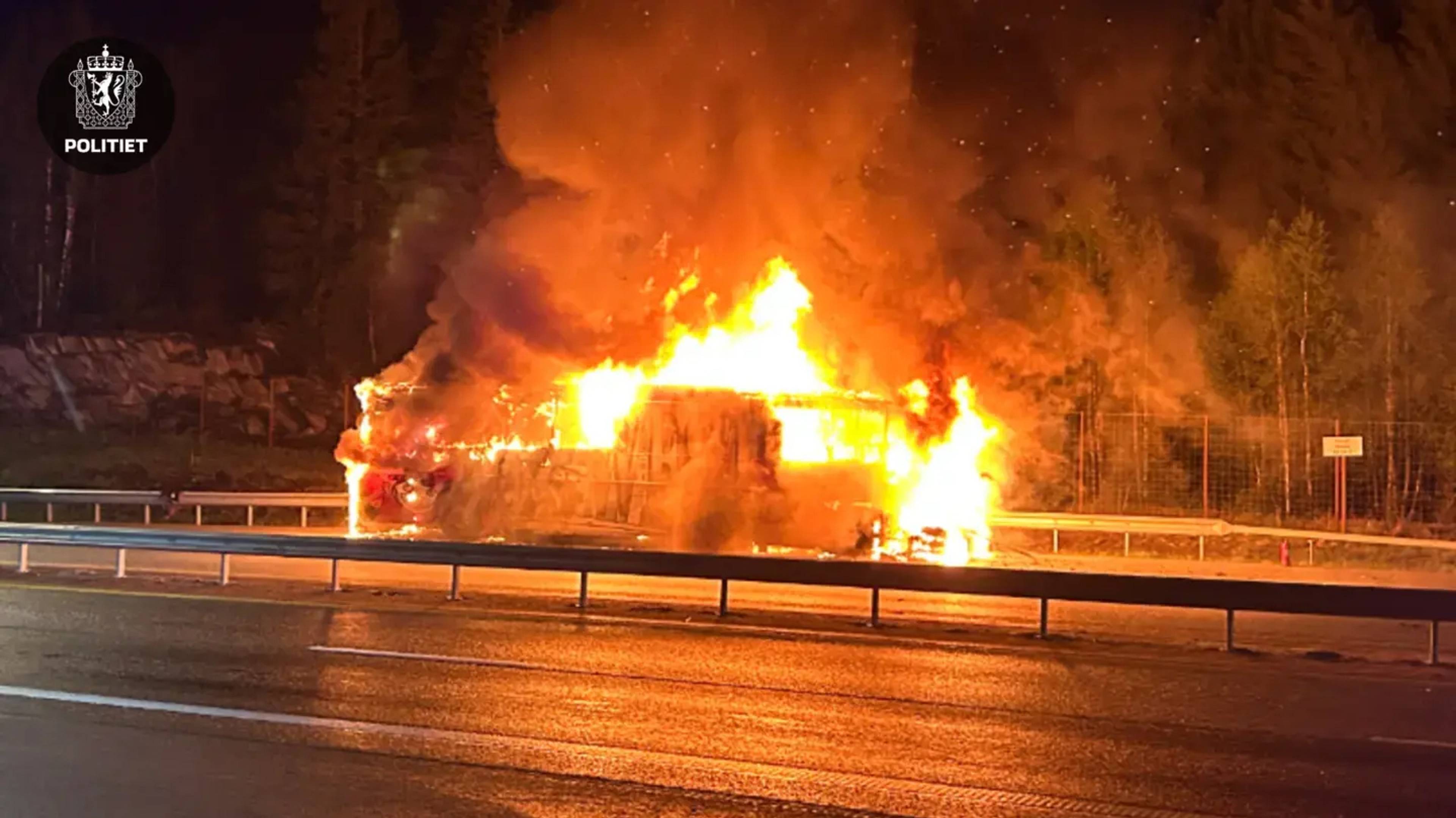 Russebuss i brann på E6 ved Eidsvoll.