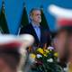 Vahid Salemi / AP / NTB Irans president Masoud Pezeshkian står på en scene, bak ham flagg. Blomster og soldater i forgrunnen
