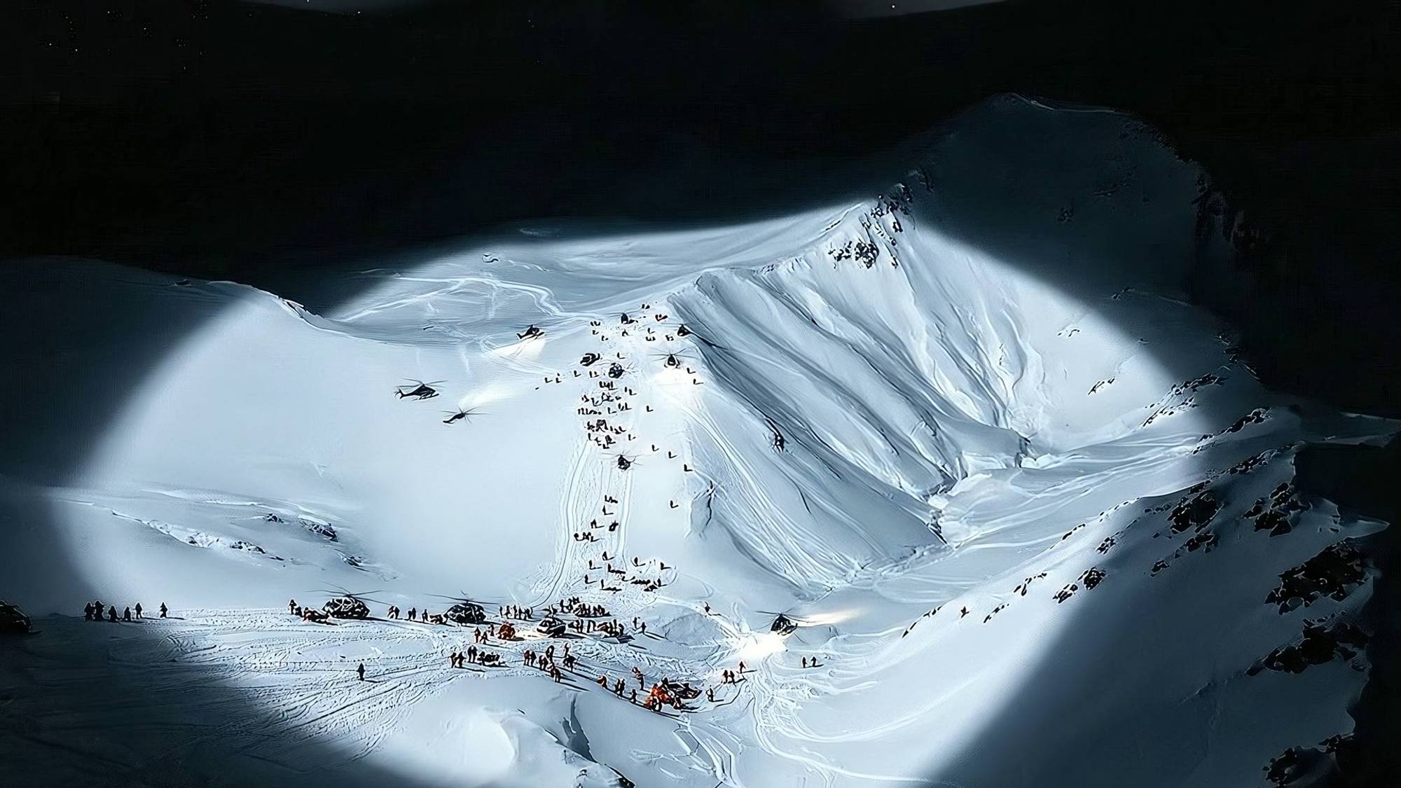 Et solspeil lyser opp en fjellside midt på natten