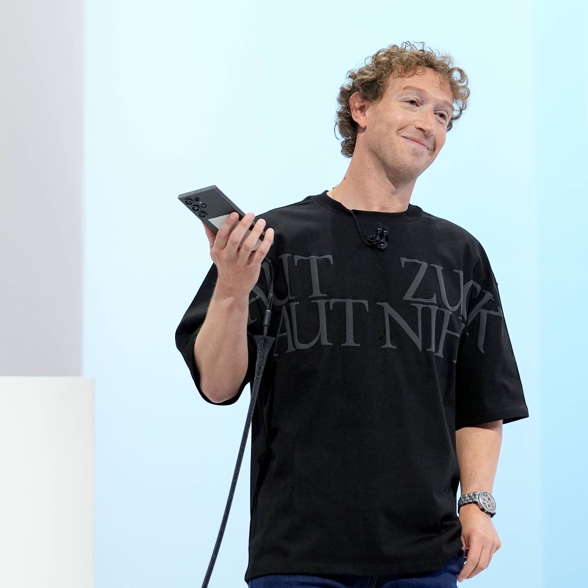 Mark Zuckerberg viser frem en telefon