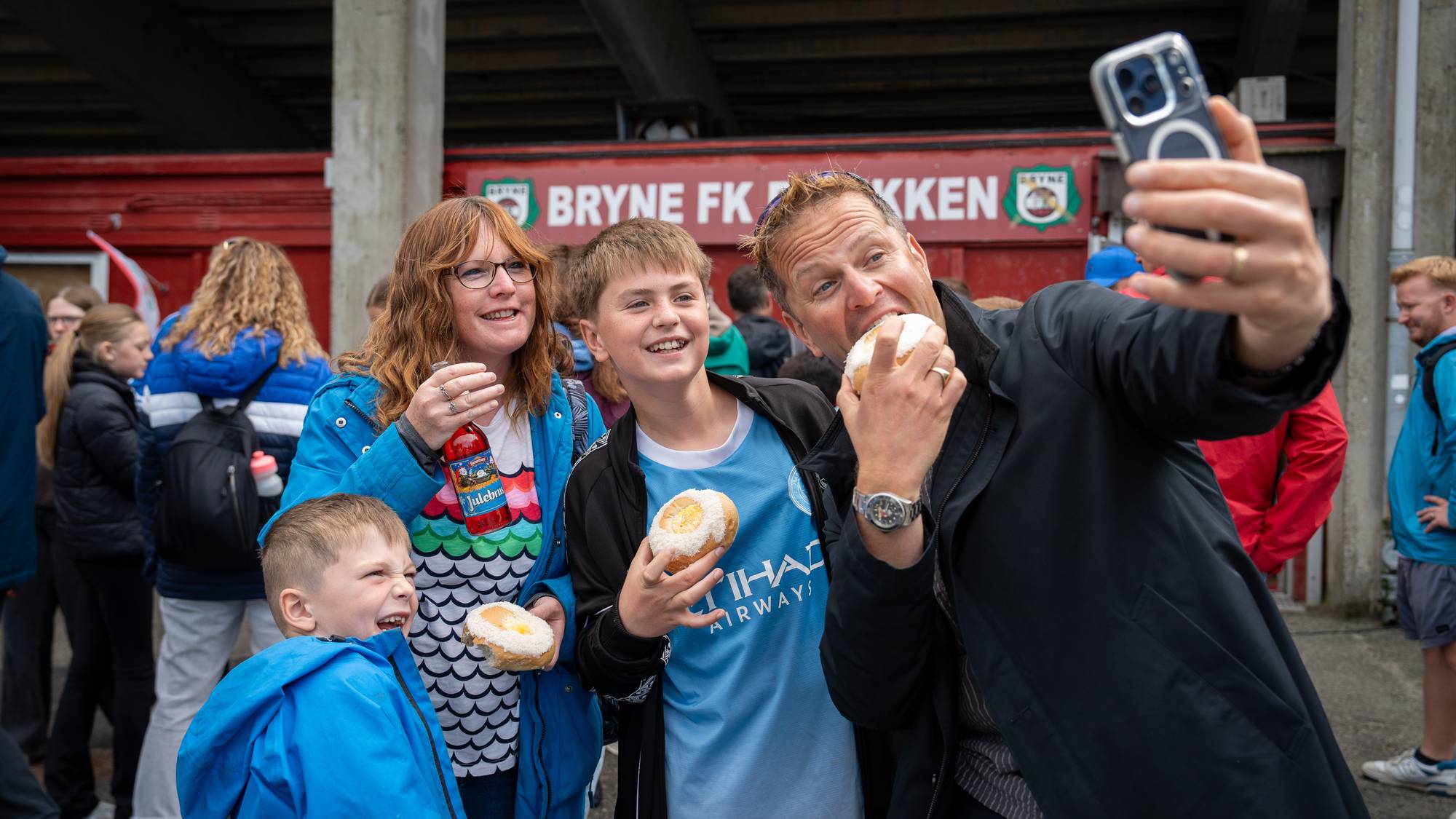 En gruppe mennesker som holder iskremkjeks og et kamera (Bildebeskrivelsen er laget av en KI-tjeneste)