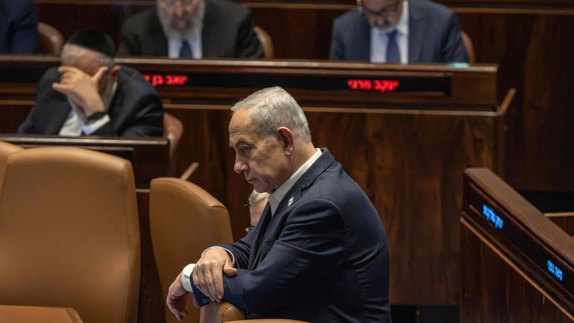 Benjamin Netanyahu sitter i den israelske nasjonalforsamlingen, Knesset. (Bildebeskrivelsen er laget av en KI-tjeneste)