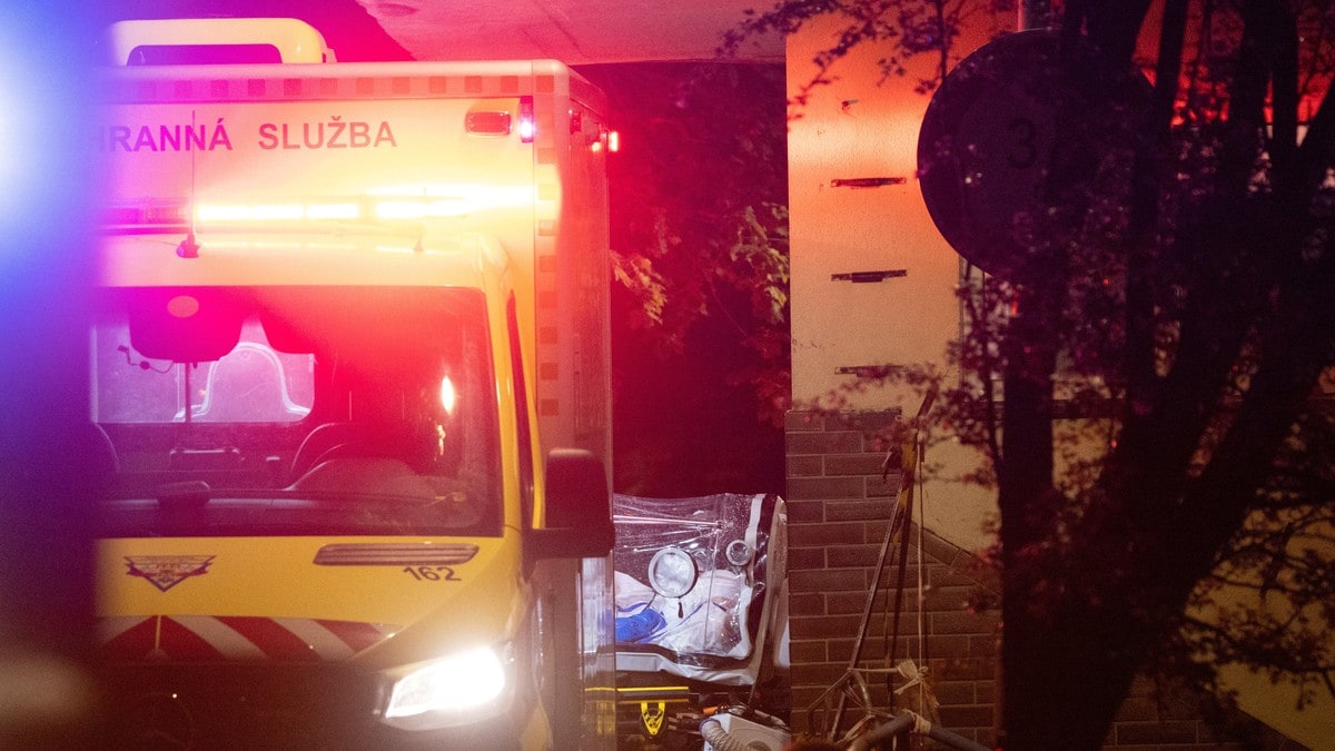 Henta familien til ebola-smitta lege med spesialfly