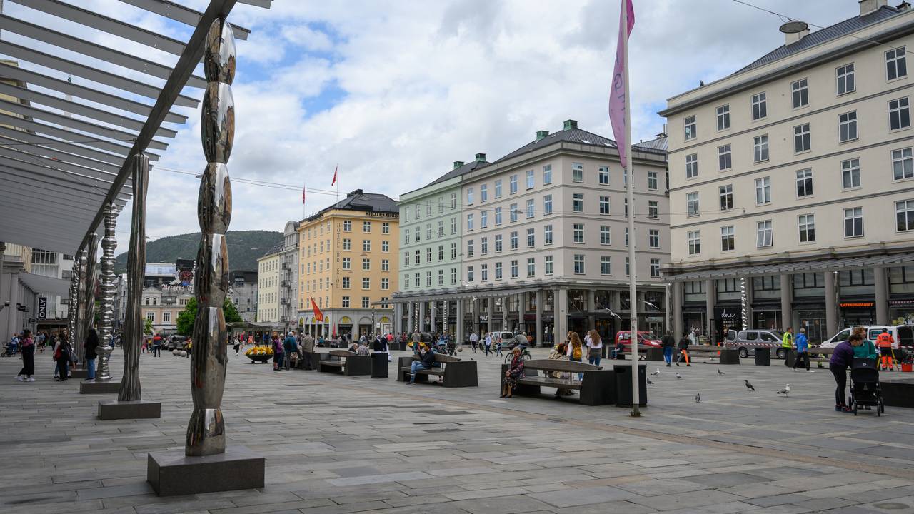 De nye stålsøylene på Torgallmenningen i Bergen ble avduket sommeren 2020. De er laget av kunstner Bård Breivik og erstatter de gamle granittsøylene.