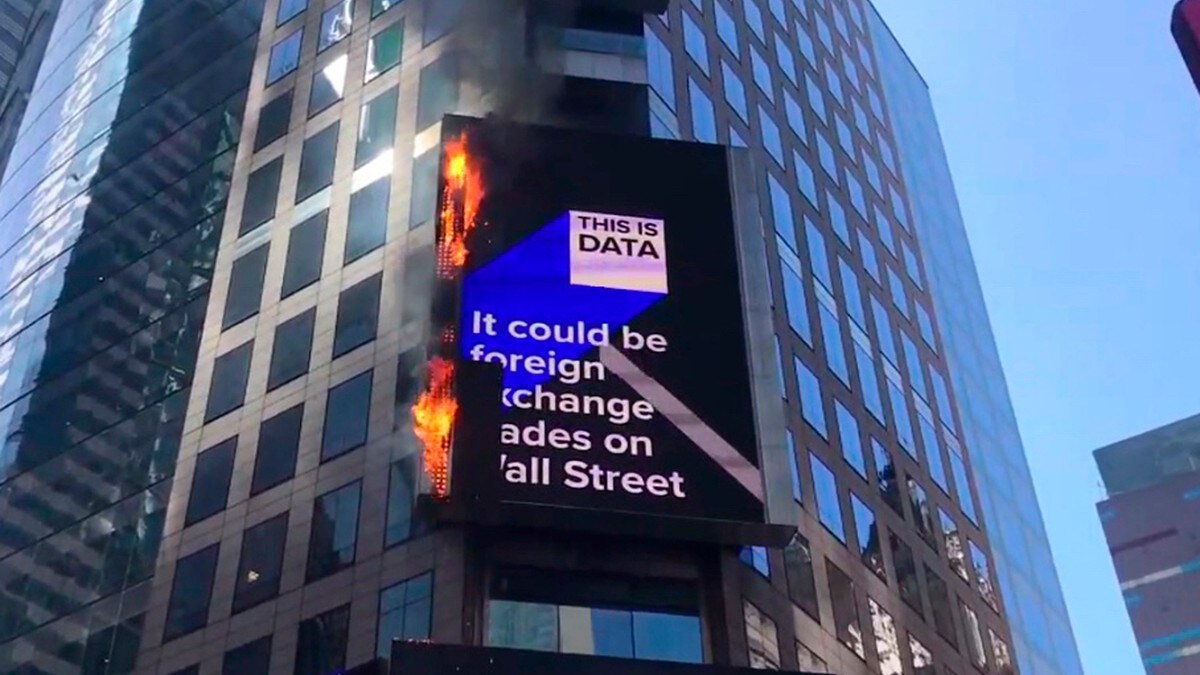 Brann i lystavle på Times Square