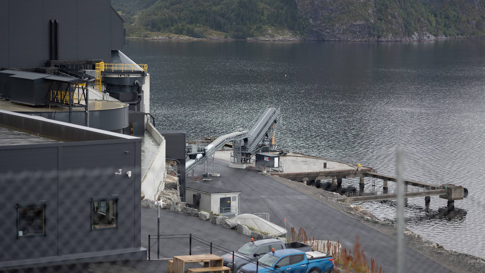 en bygning ved siden av en vannmasse