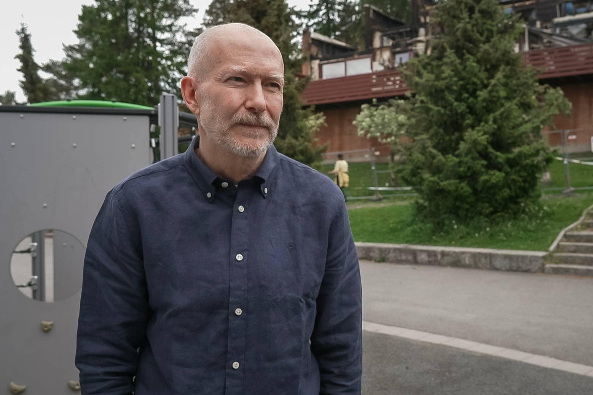 Trond Martinsen med terrasseblokka som brant lørdag i bakgrunnen. 
