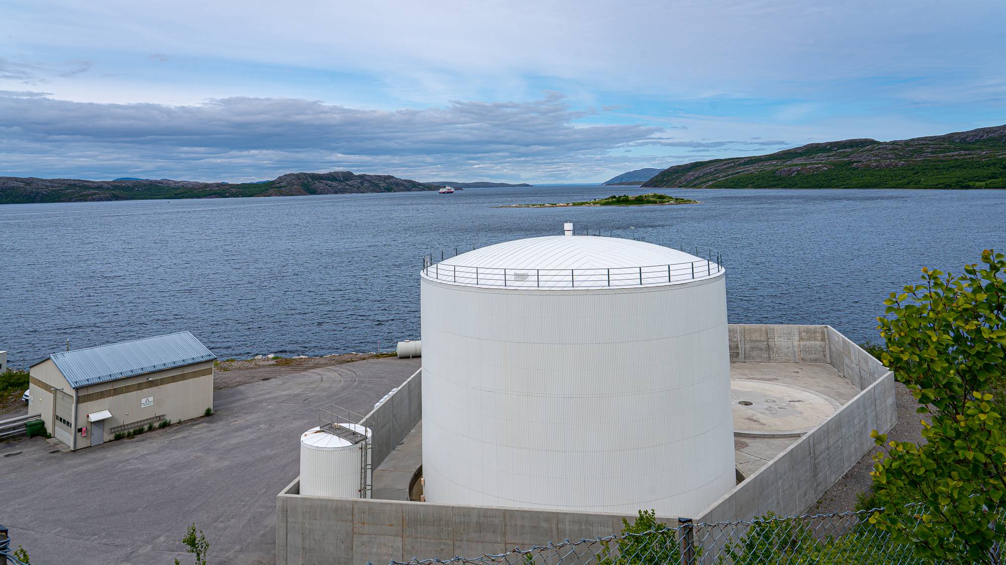 Oljetank ved sjøen, Kirkenes