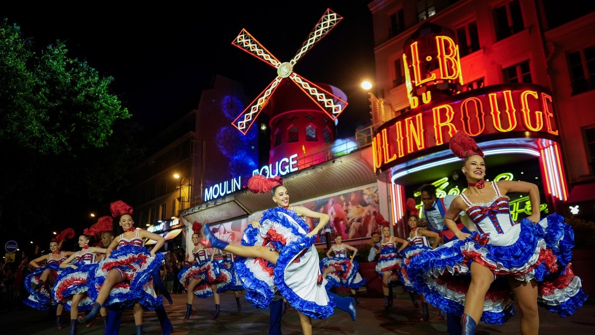 Vindmølla på Moulin Rouge er på plass igjen