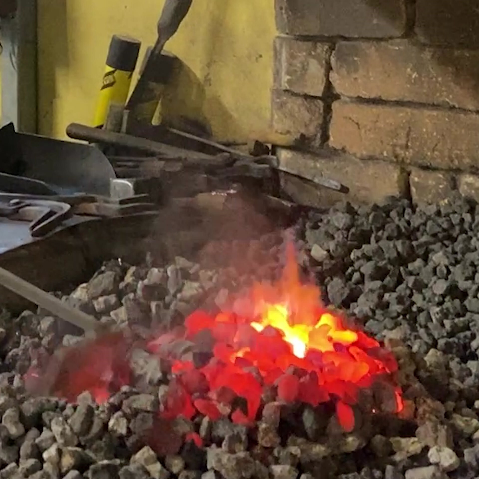 Vil utdanne flere smeder – NRK