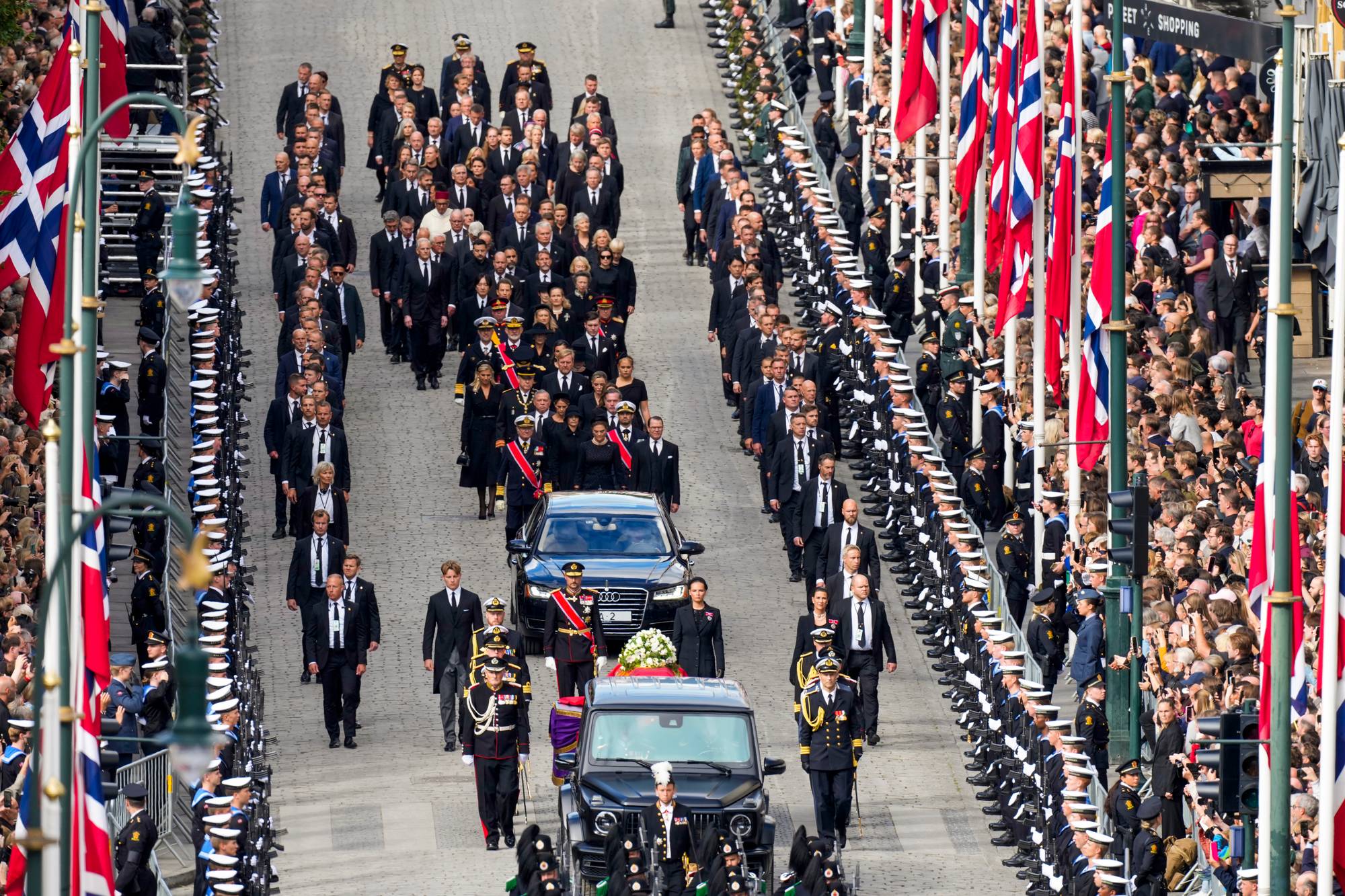 Båren med kong Harald V føres fra Slottet til Oslo domkirke