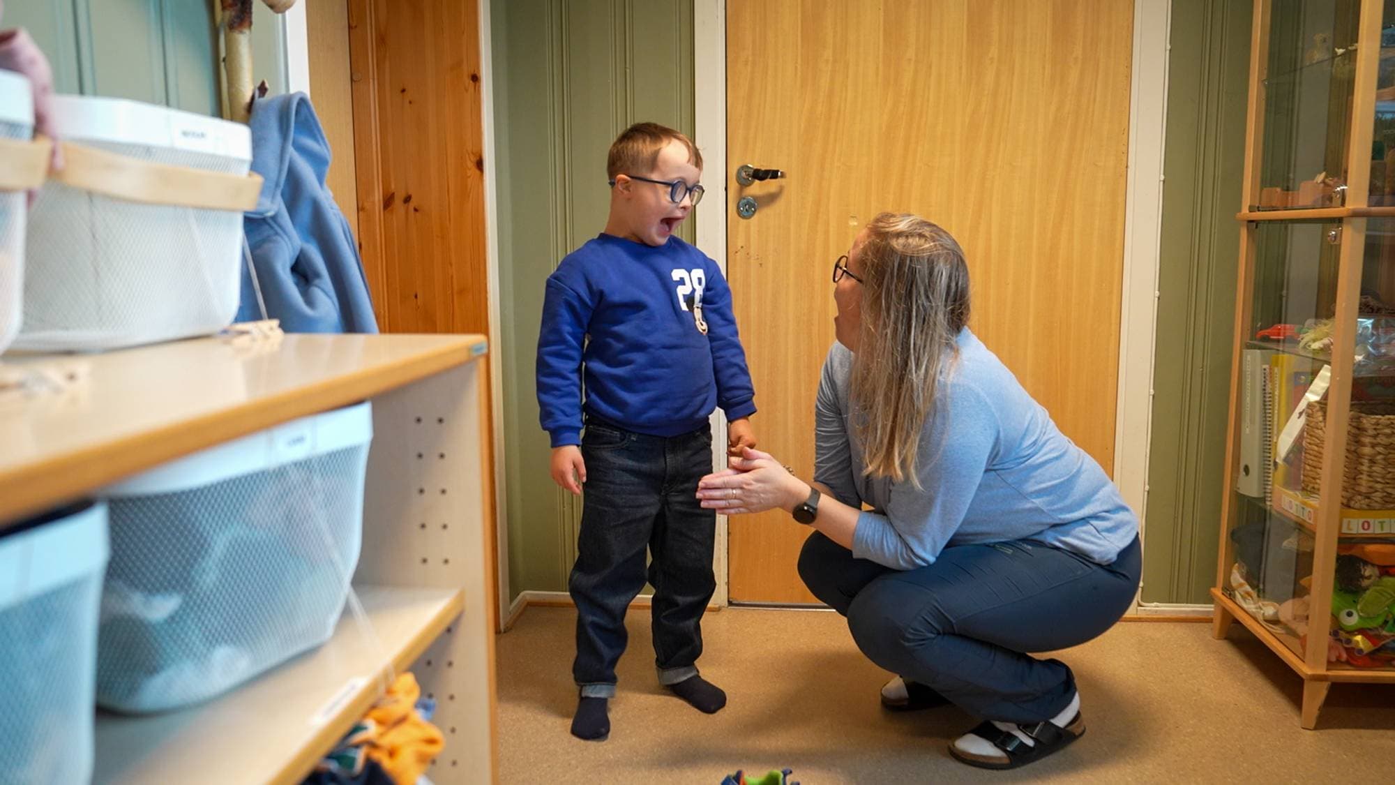 Et barn sammen med en pedagog i en barnehage. 