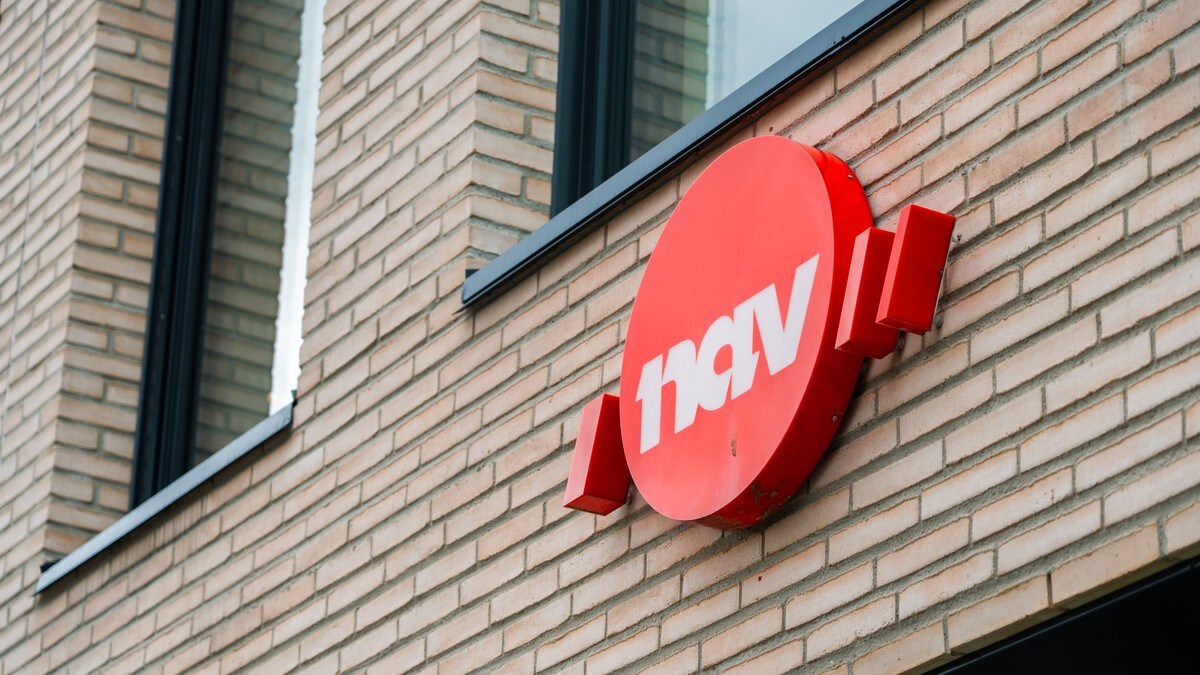 Rød logo for NAV montert på en teglsteinsvegg med vinduer. (Bildebeskrivelsen er laget av en KI-tjeneste) FOTO: Frida Skauvik Aune/NRK