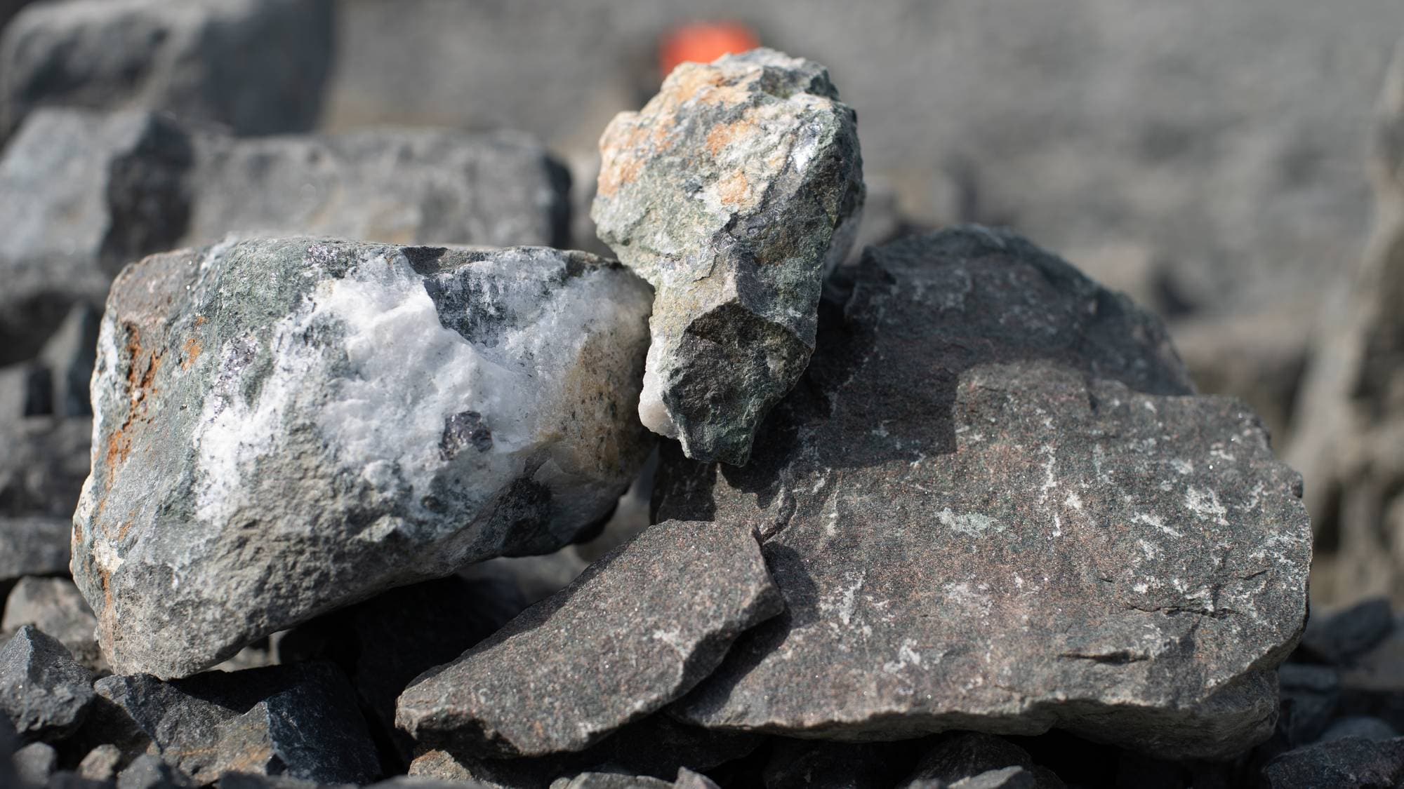 Med Engebøfjellet i Førdefjorden som kulisse lanserte Høgre fredag ein ny mineralstrategi for å setje fart på norsk bergverksdrift.