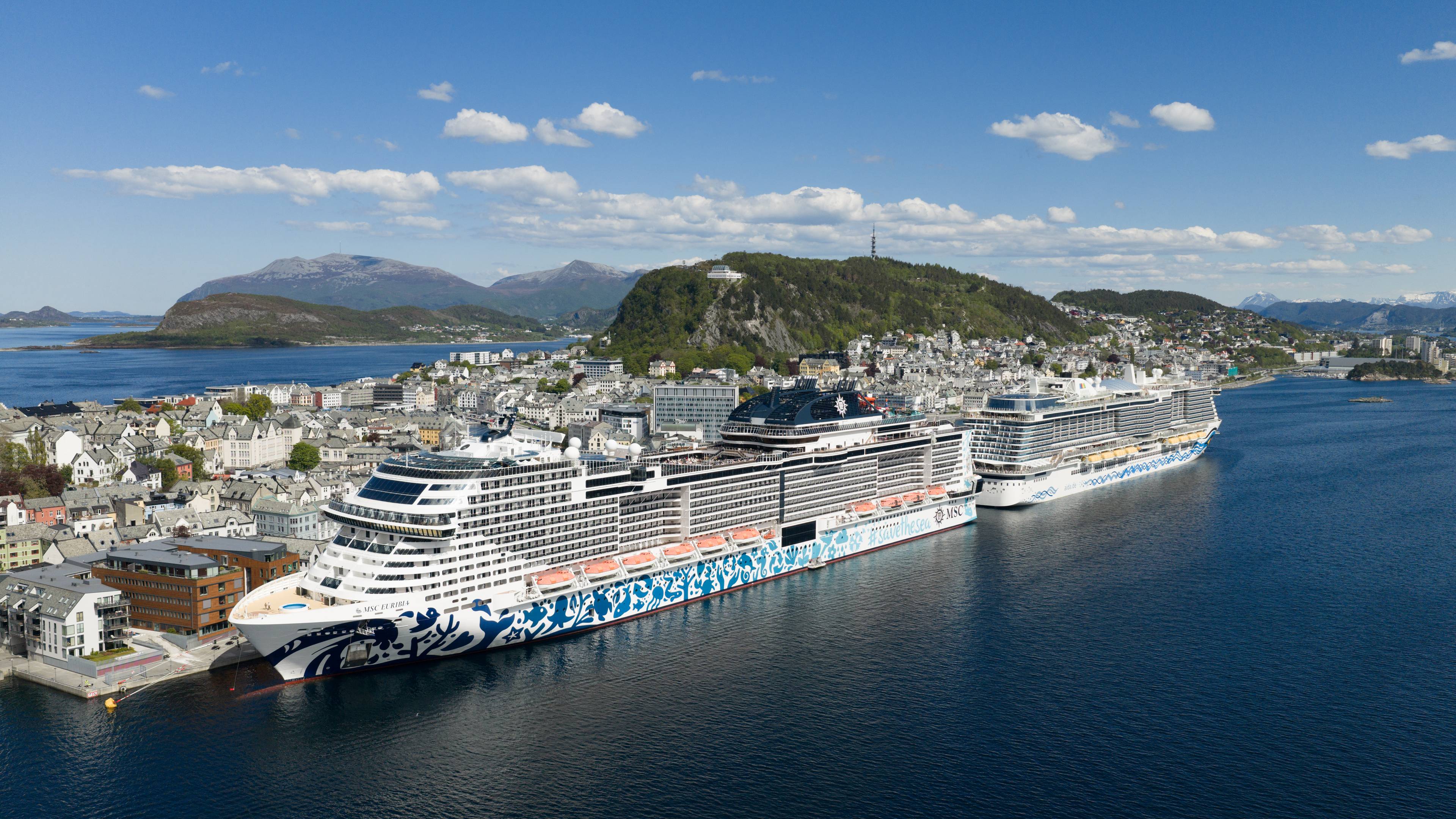To store Cruiseskip ved Storneskaia i Ålesund.