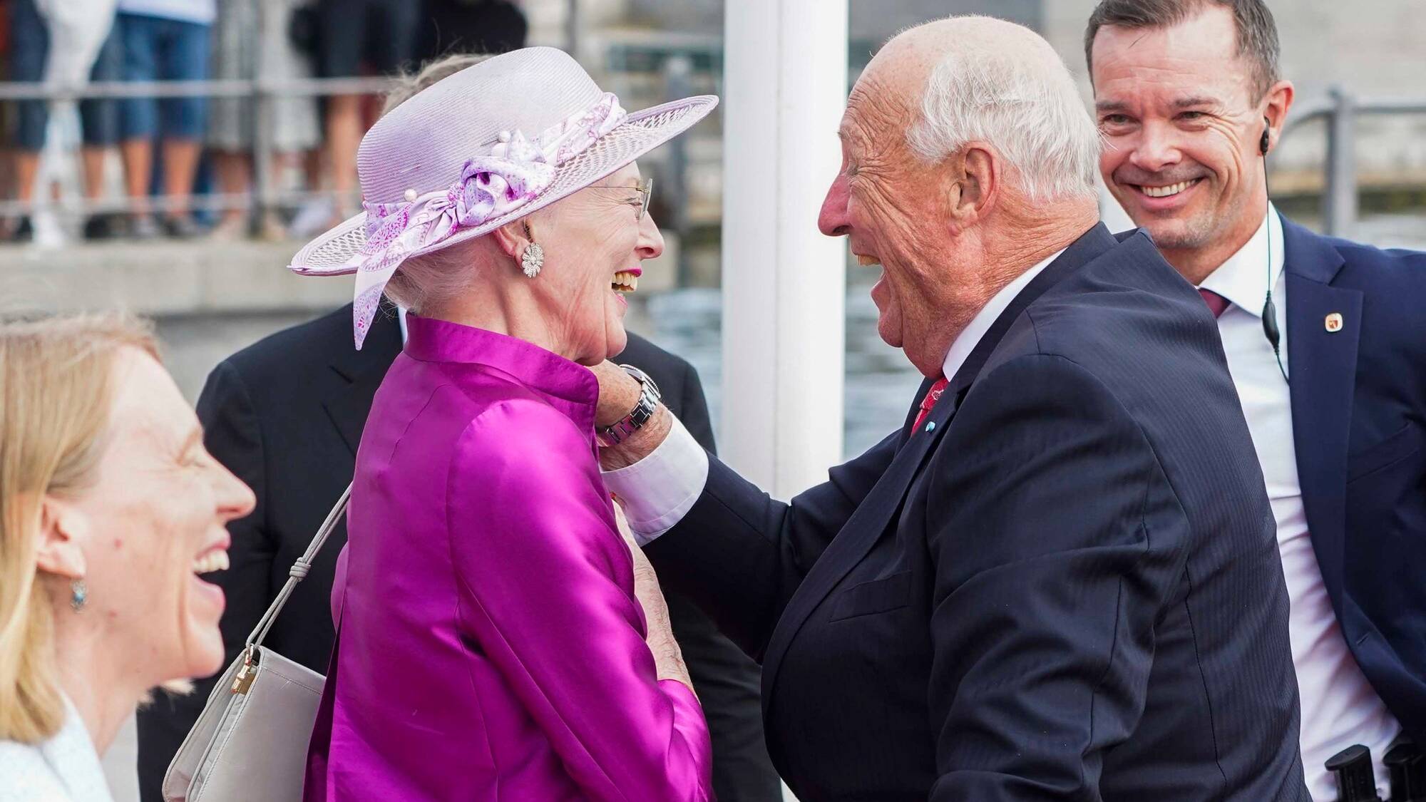 København, Danmark 20230615. Kong Harald og dronning Sonja ankommer København torsdag morgen. Dronning Margrethe av Danmark tar i mot kongeparet på bryggen i forbindelse med det offisielle besøket til Danmark 15 og 16 juni