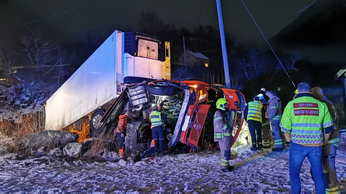 Semitrailer har kjørt i elven ved Borlaugkrysset