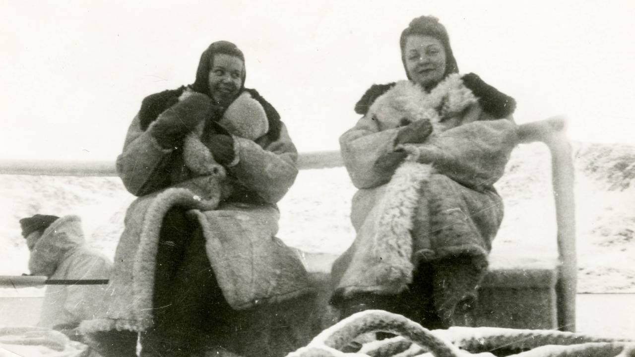 Bjørg Hansen og Tullik Ystehede-Eriksen på vei til Billefjord, 1946
