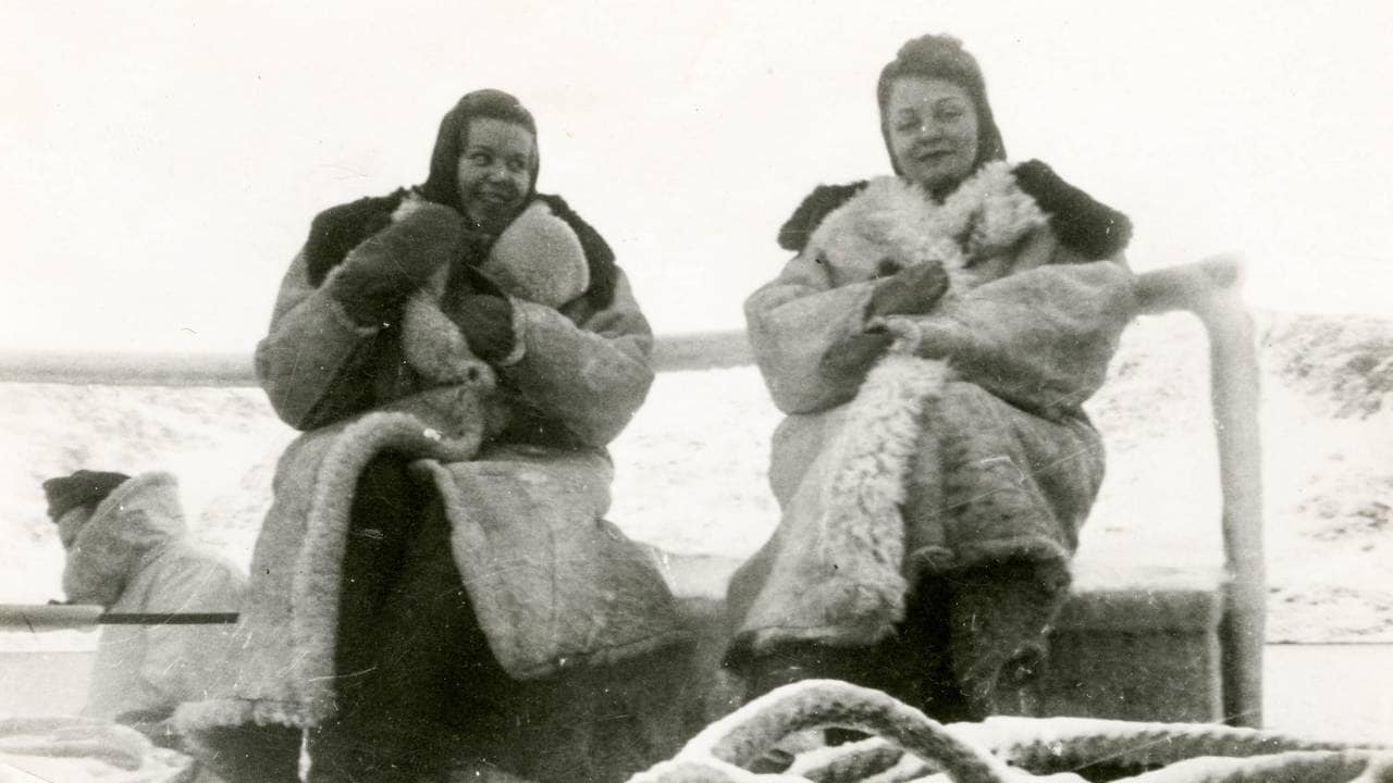 Bjørg Hansen og Tullik Ystehede-Eriksen på vei til Billefjord, 1946