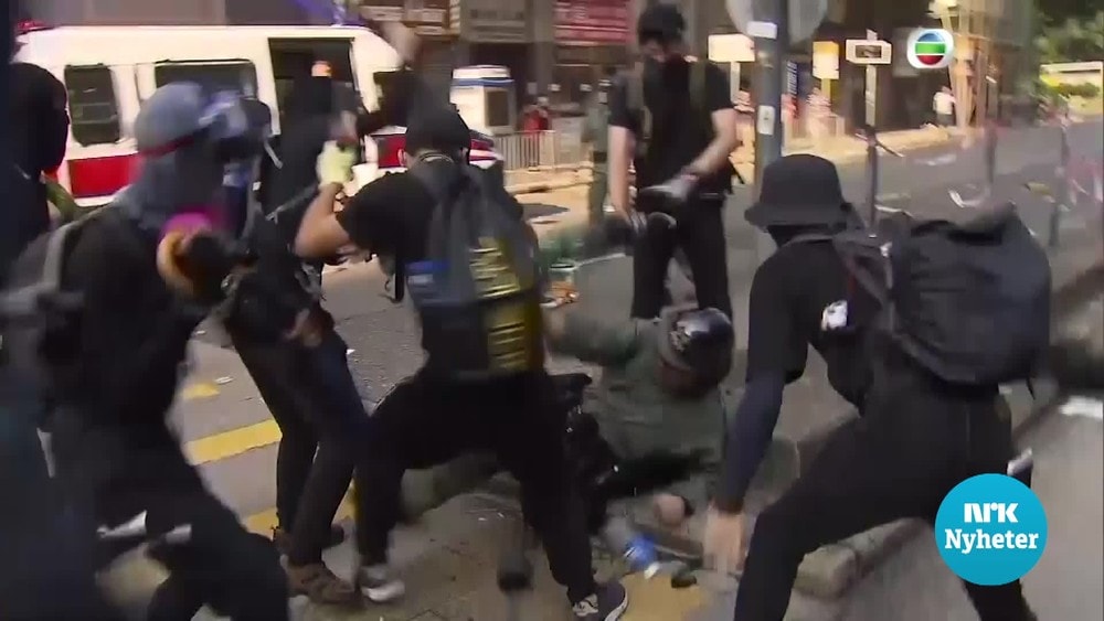 Angriper polititjenestemenn i Hongkong