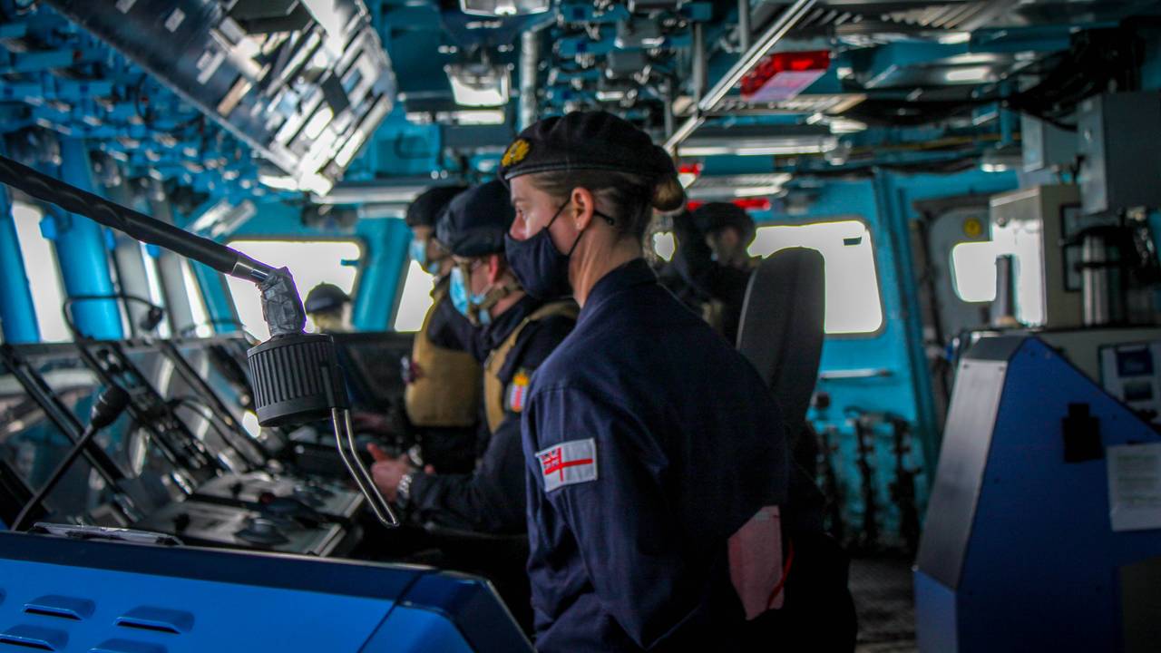 Britiske instruktører på broa om bord på «Otto Sverdrup»