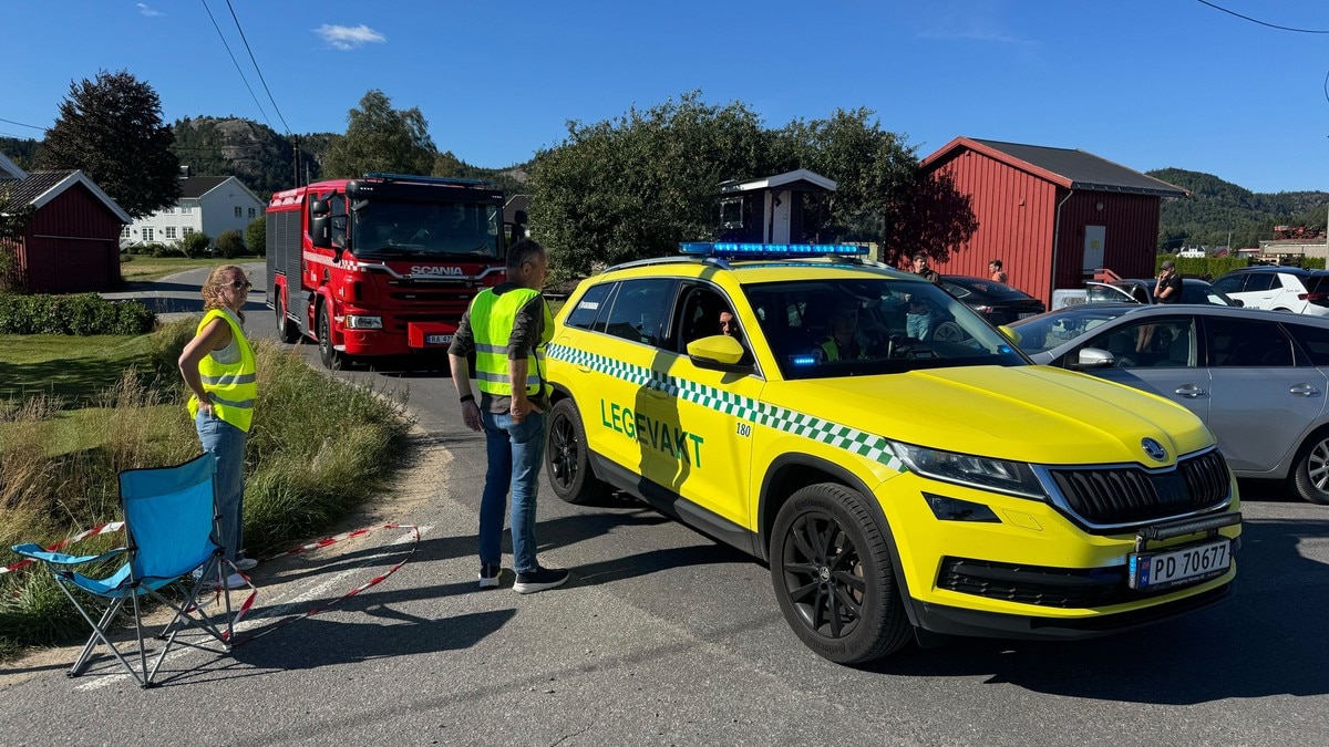 En kritisk skadet etter at rallybil kjørte i fjellvegg