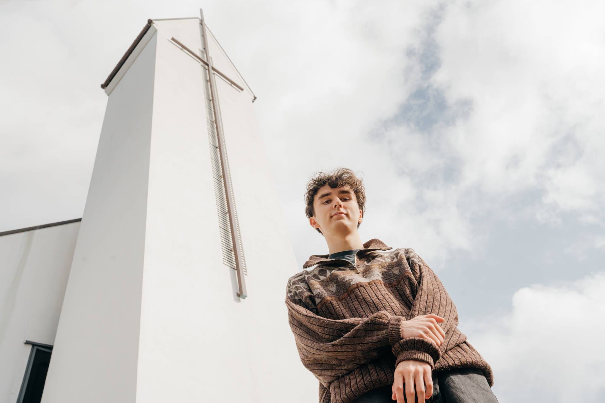 18 år gamle Daniel Glesnes har nylig begynt å tro på Gud. Her er han i St. Svtihun katolske menighet i Stavanger.