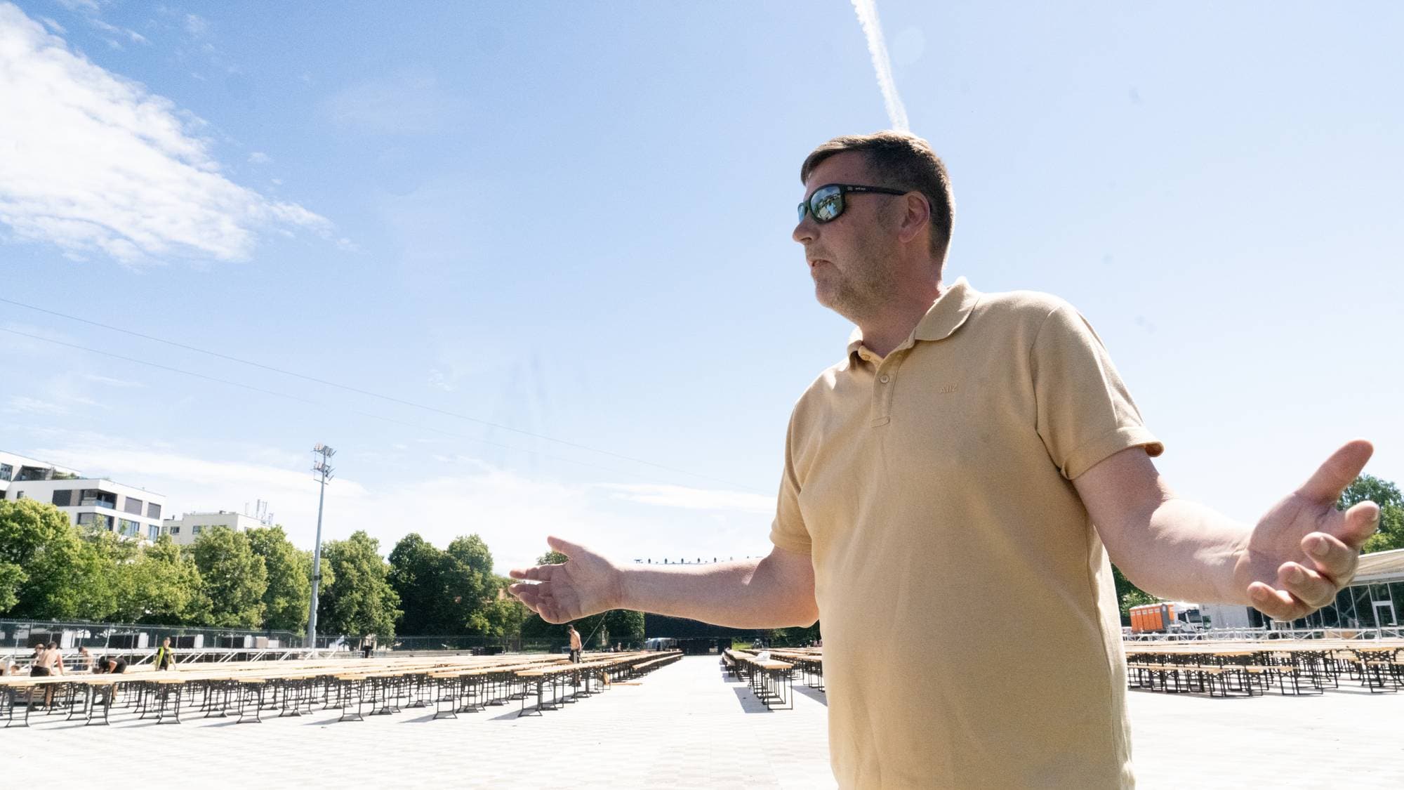 Geir Oterhals med briller på på Frogner stadion som prater og gestikulerer med hendene