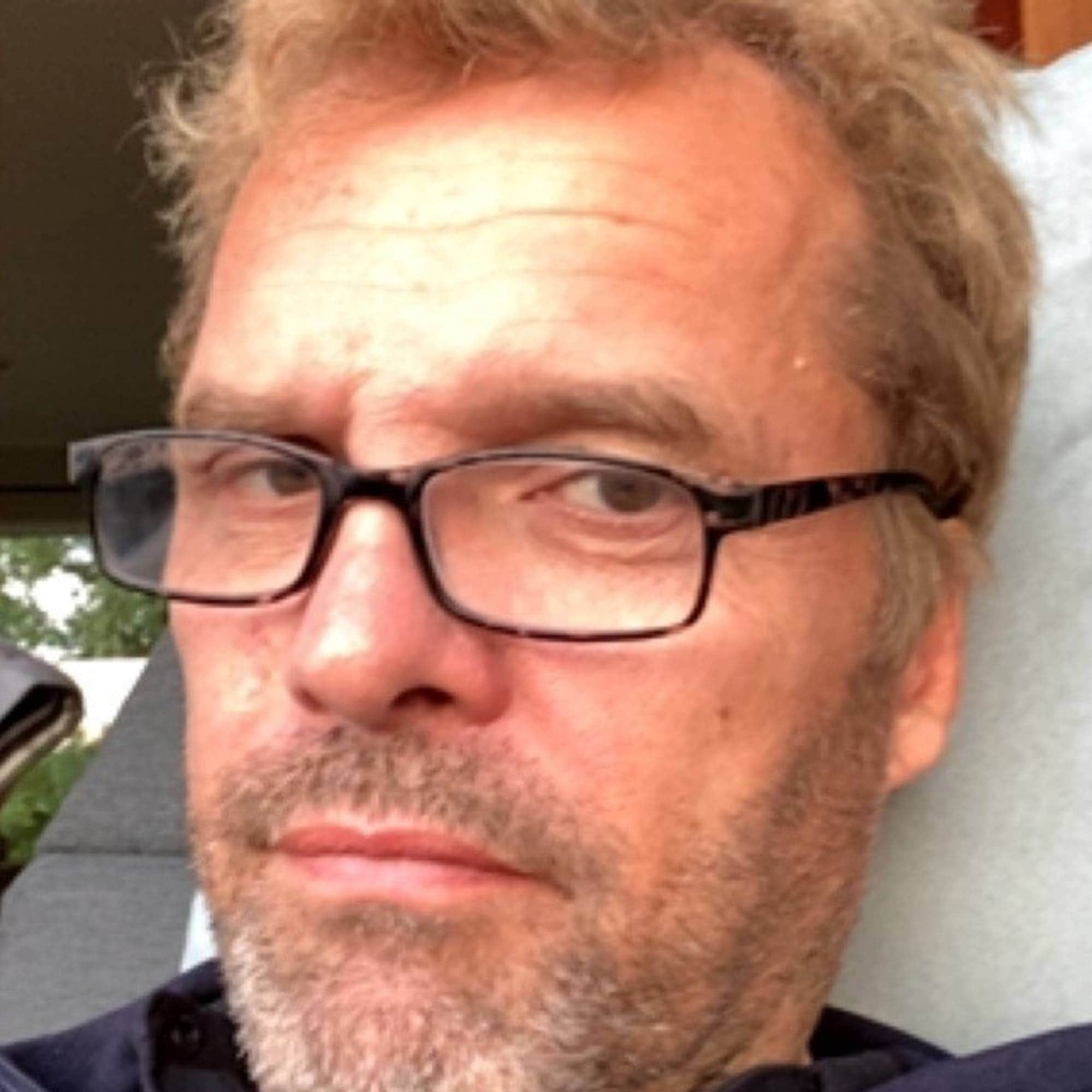 Selfie av Andreas Gullberg, som ser i kamera gjennom svarte briller. 