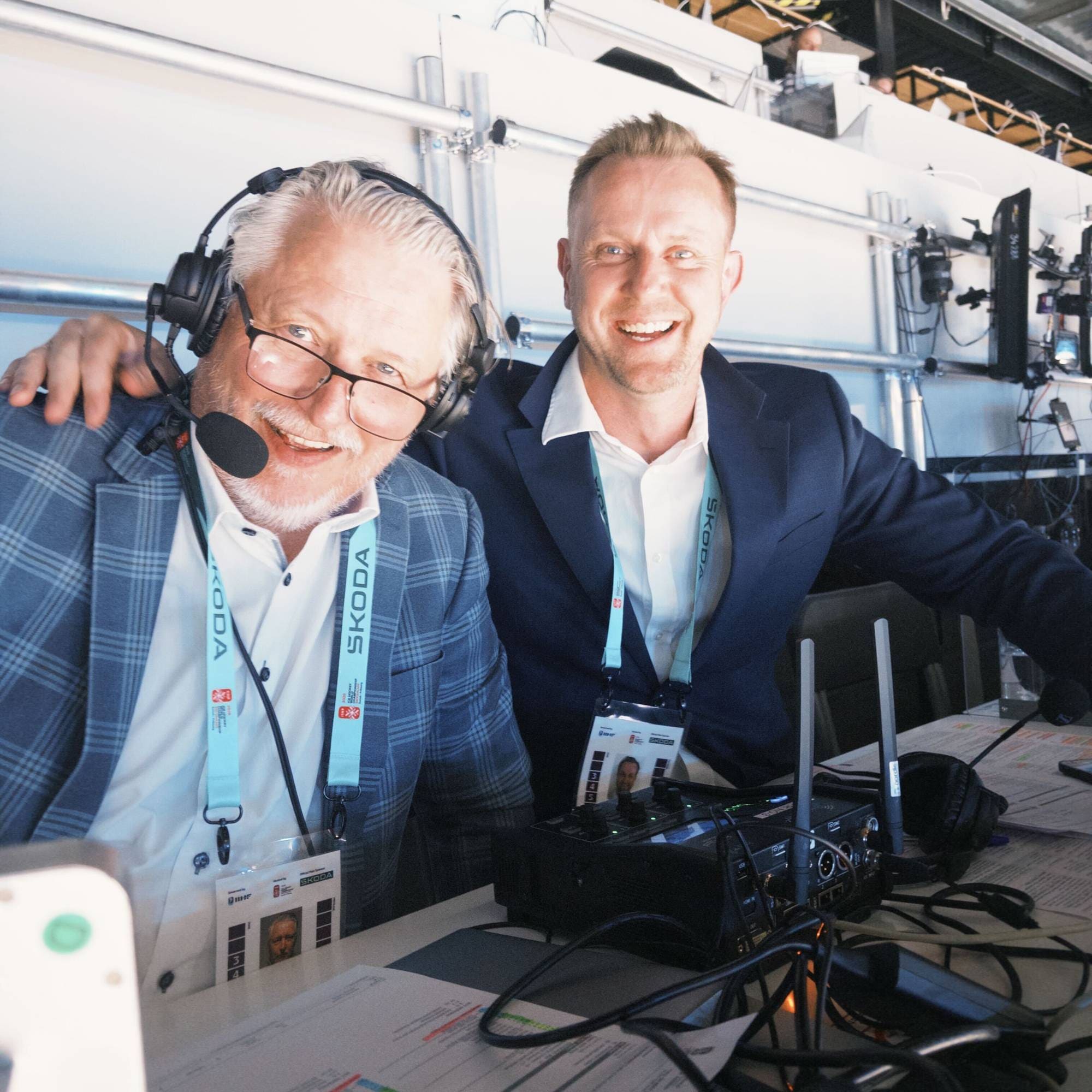 to kommentatorer holder rundt hverandre