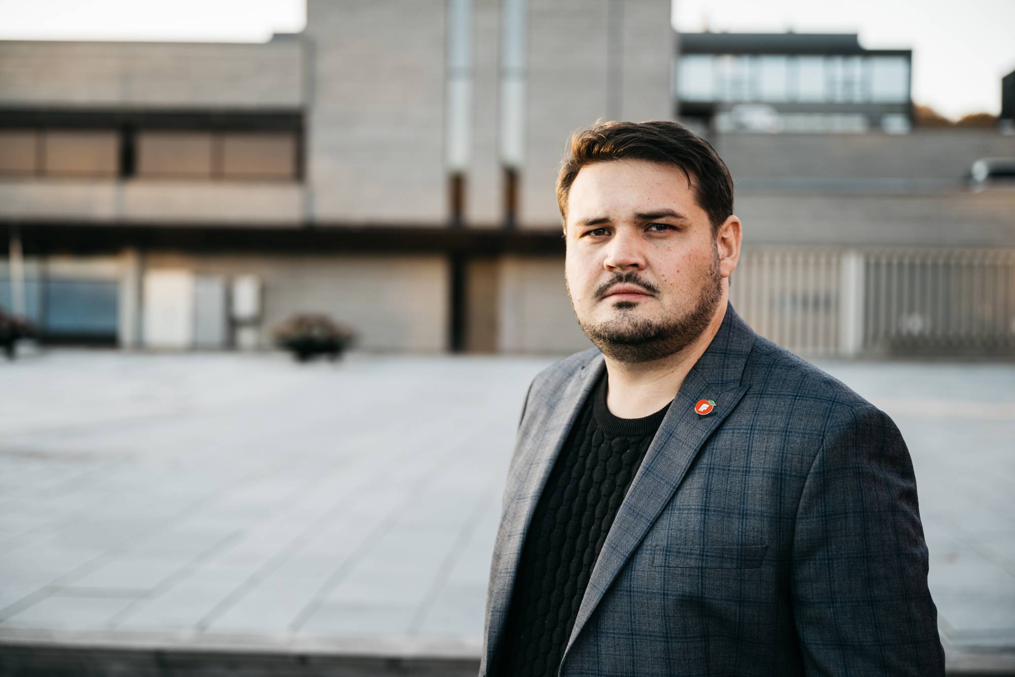 Kristoffer Birkedal (Frp) er medlem i fylkestinget. Han er også varaordfører i Sandnes. 