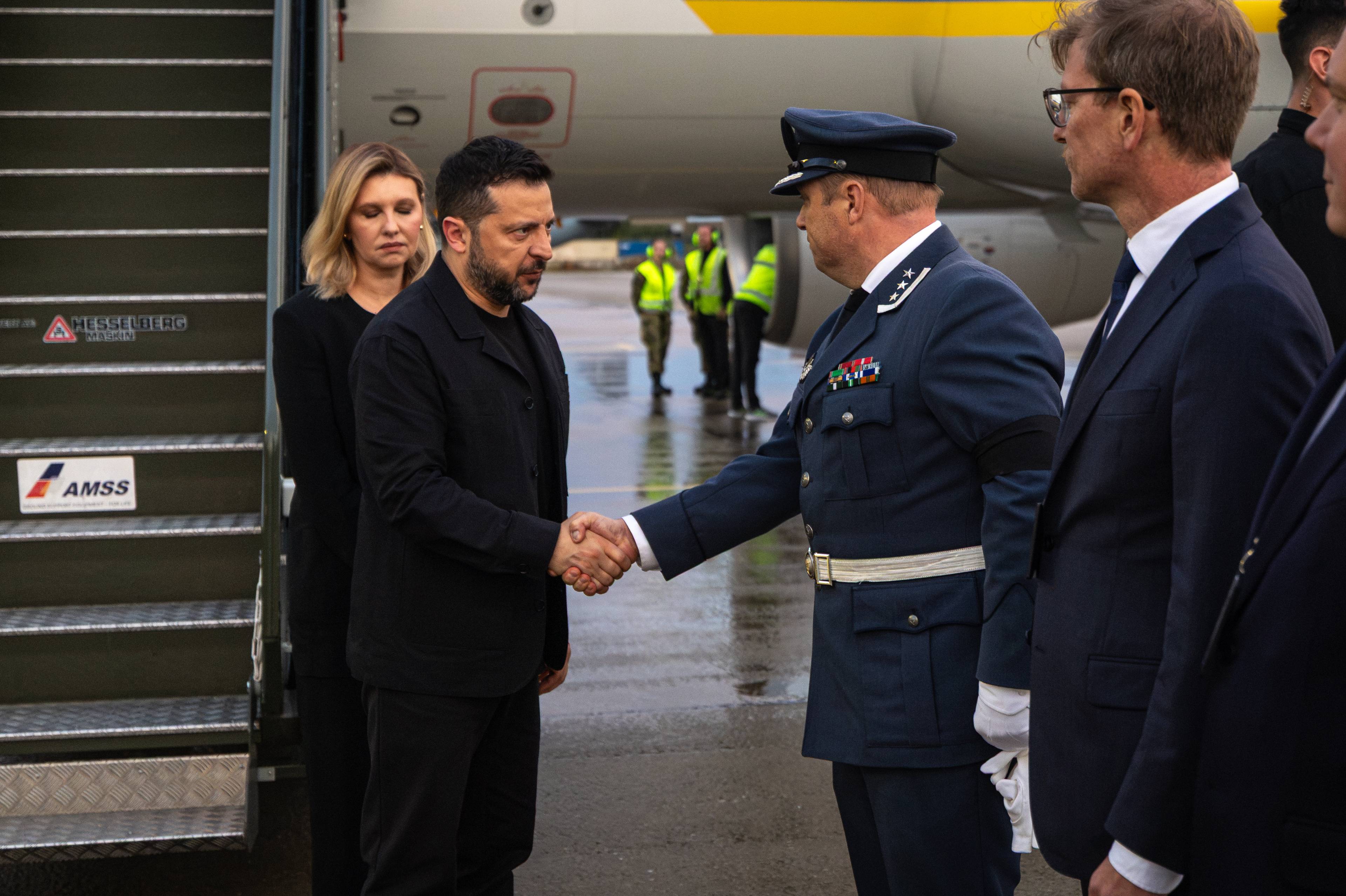 President Zelenskyij og førstedame Olena ankommer Gardermoen militære flystasjon i forbindelse med Kong Harald Vs gravferd