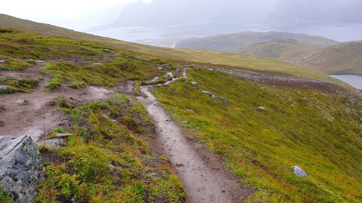 Stenger stier til Kvalvika og Ryten i sommer