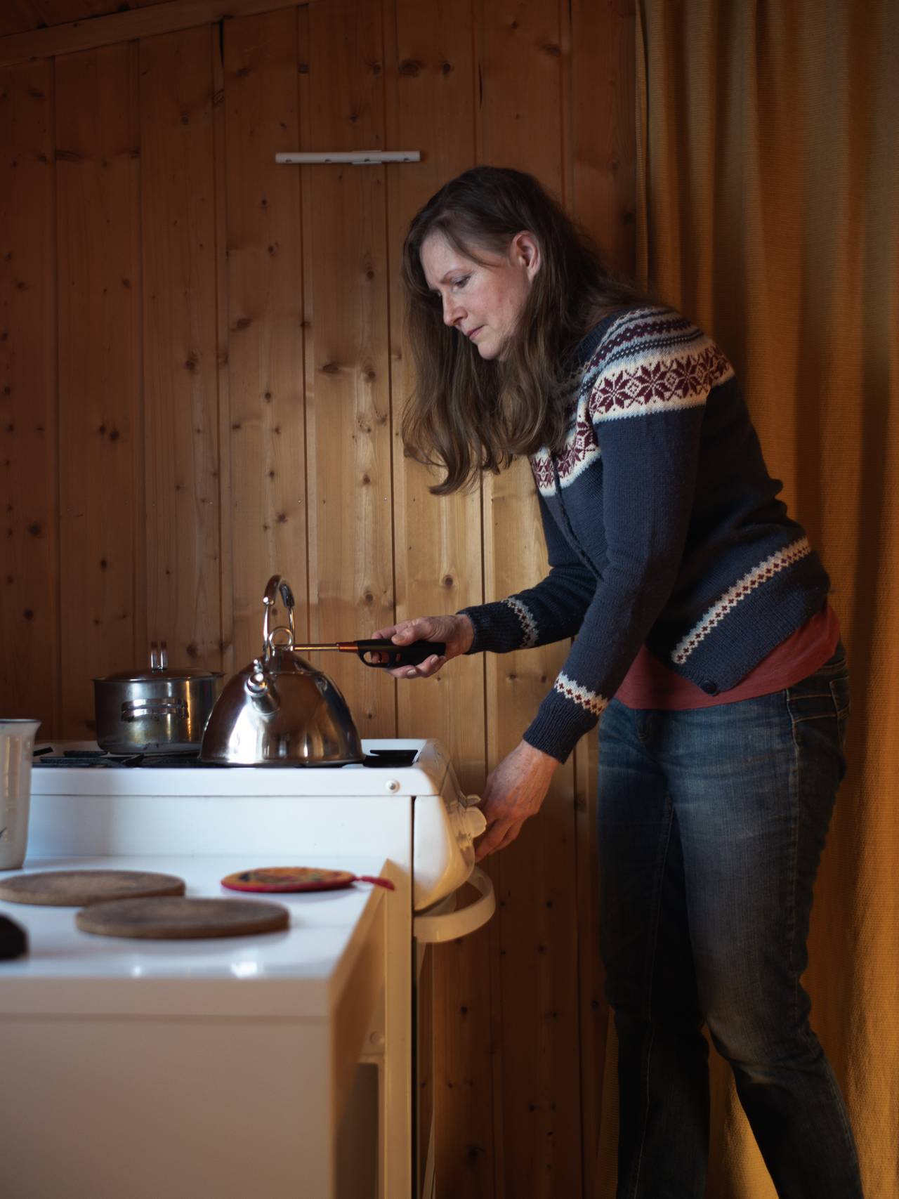 Debora Atwood flykter fra stråling. Hun lager mat på gasskomfyr.