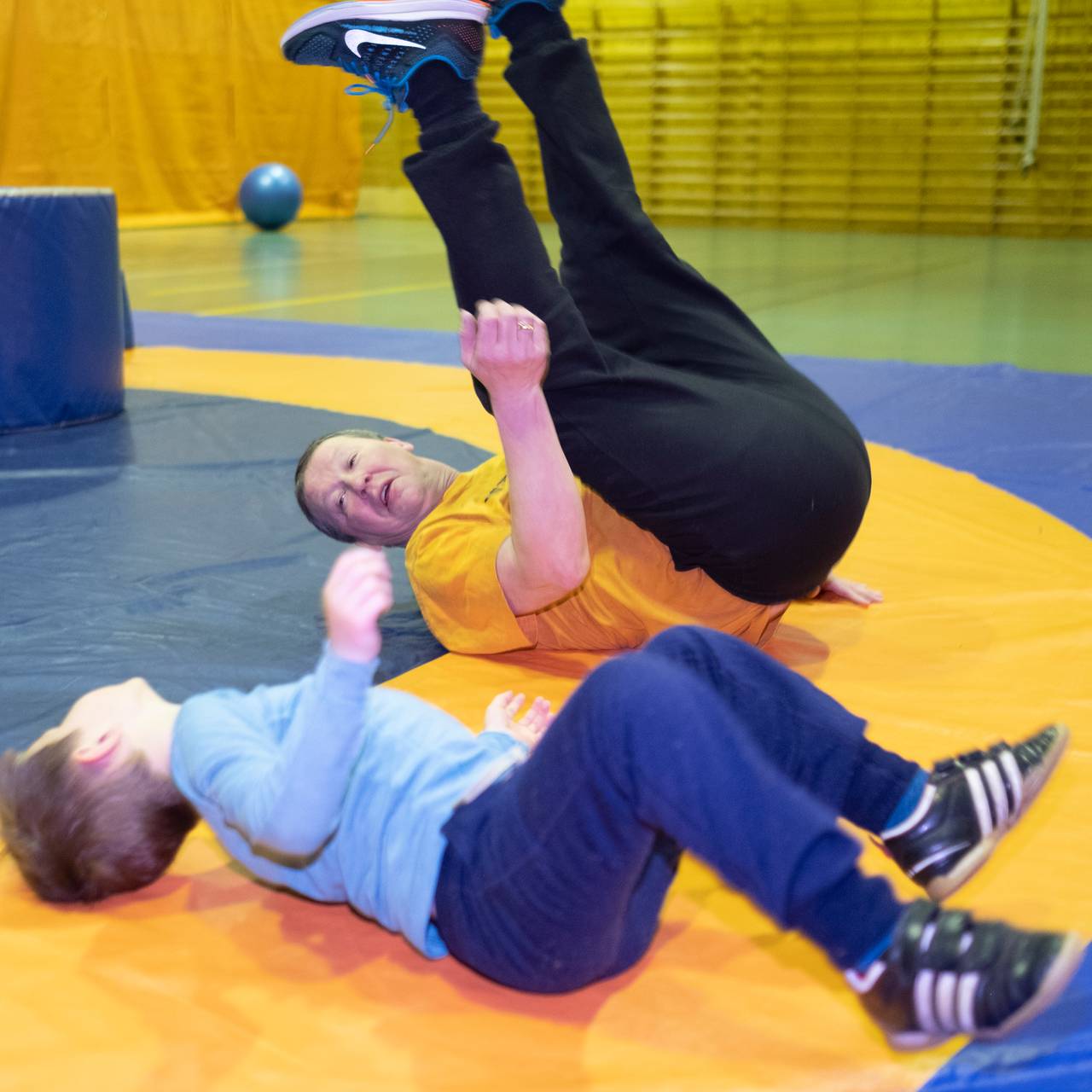Imre Kristiansen og Johnny Olaussen på brytetrening i Mehamn.