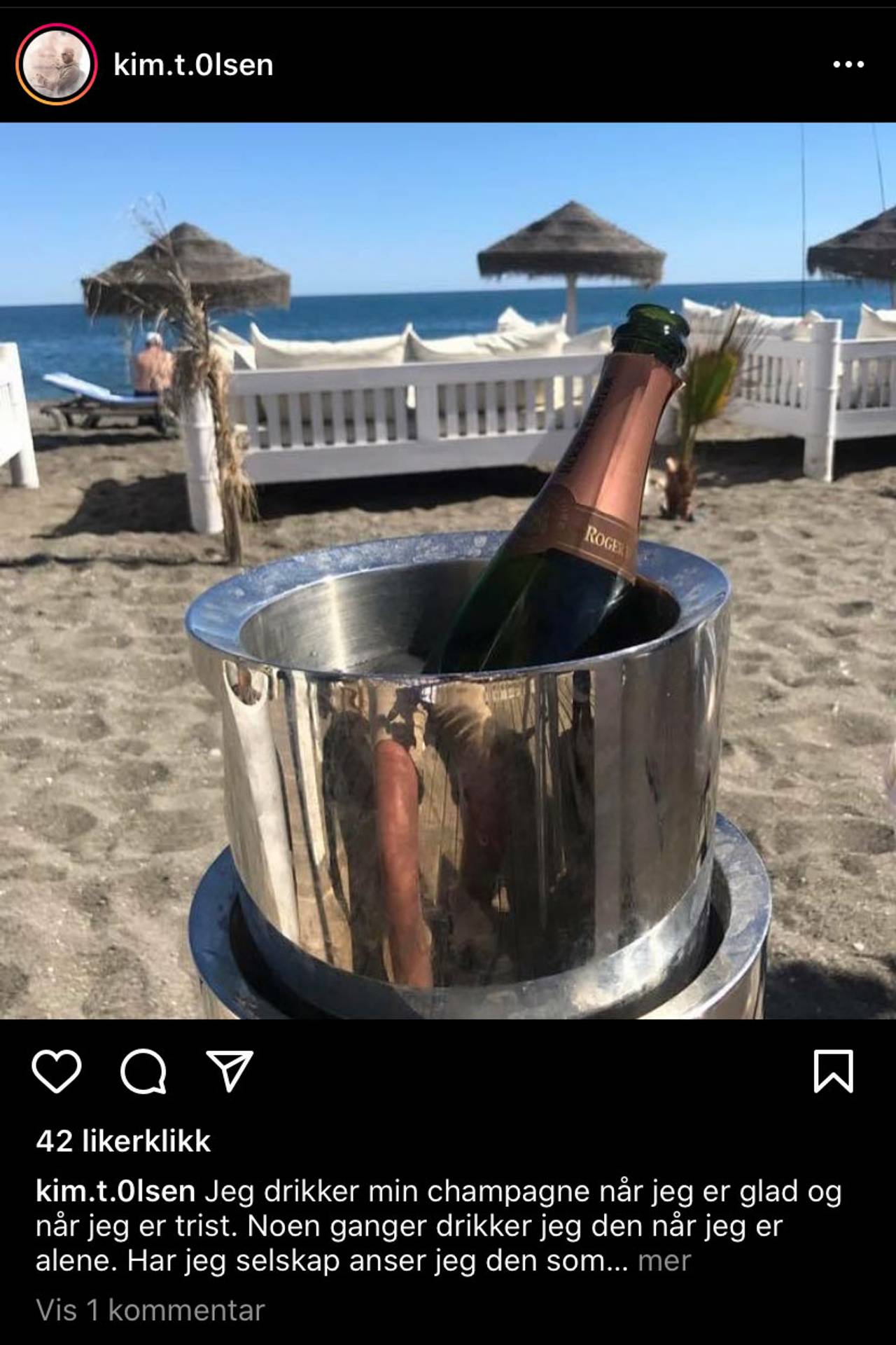 Skjermbilde fra Kims Instagram-profil, bilde av Champagneflaske på en strand. 